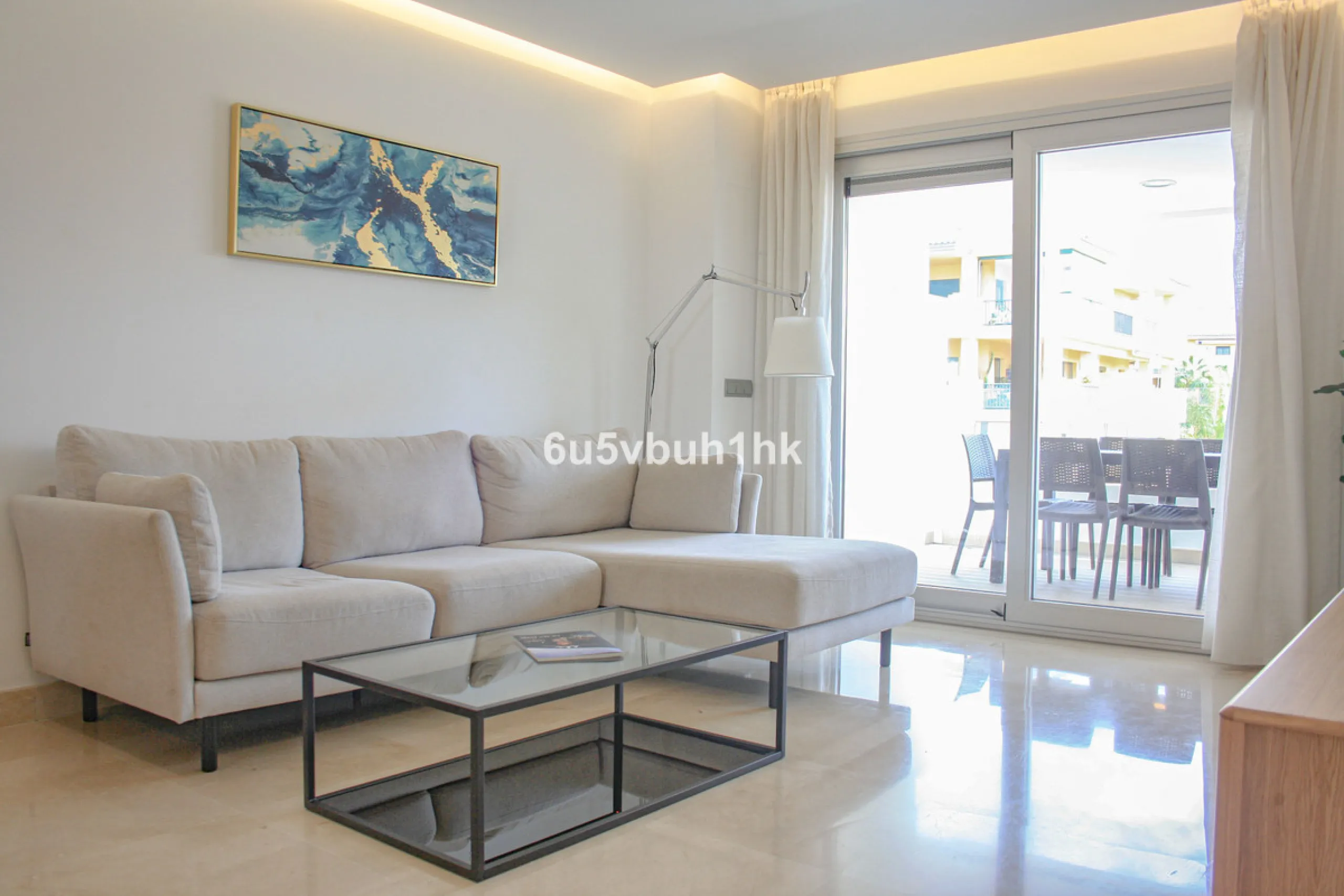 This beautiful penthouse is located in one of the most desirable and up-and-coming areas of San Pedro Alcántara, just 700 metres from the beach and the Promenade that connects Puerto Banús and Marbella. A privileged location where everything is within wal
