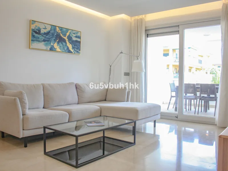 This beautiful penthouse is located in one of the most desirable and up-and-coming areas of San Pedro Alcántara, just 700 metres from the beach and the Promenade that connects Puerto Banús and Marbella. A privileged location where everything is within wal