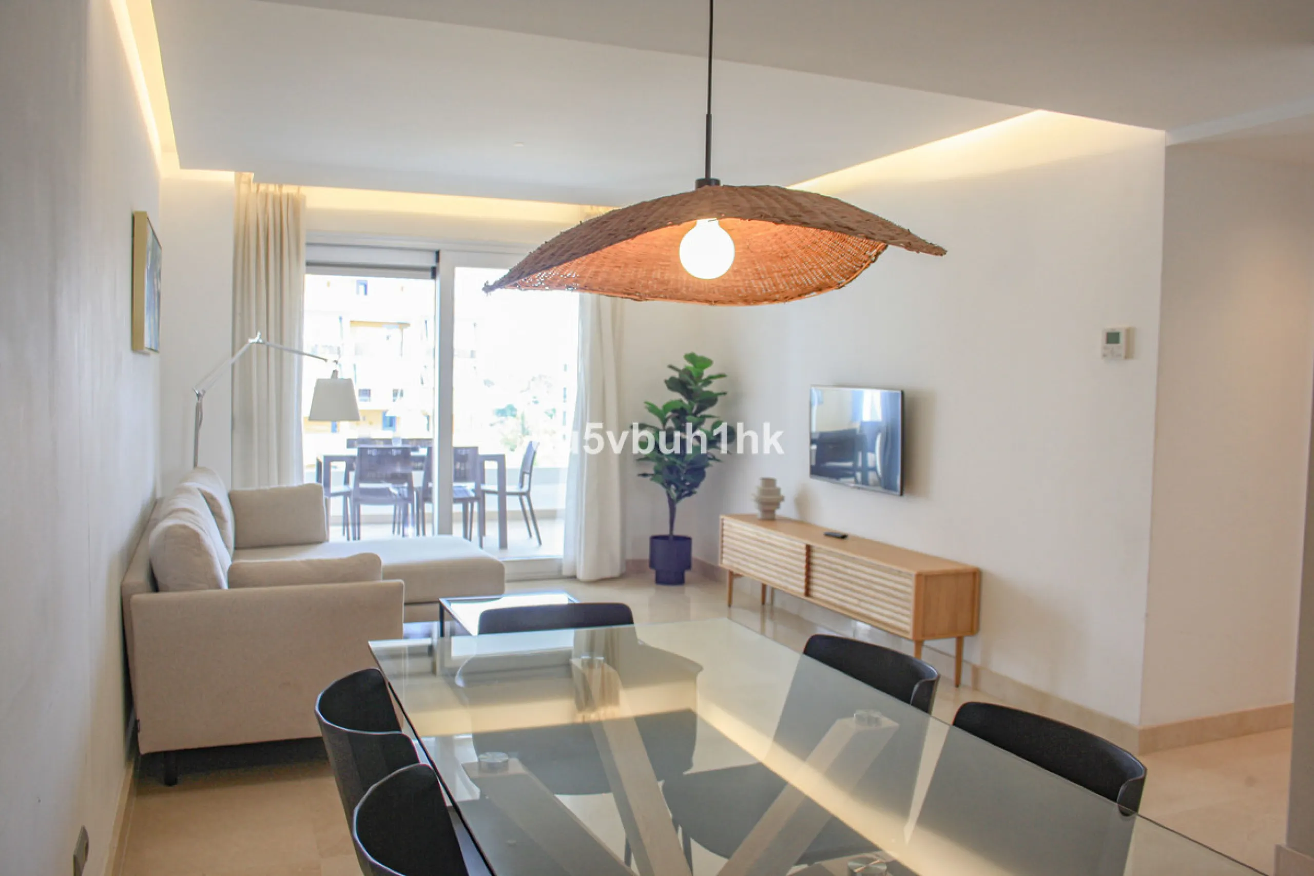 This beautiful penthouse is located in one of the most desirable and up-and-coming areas of San Pedro Alcántara, just 700 metres from the beach and the Promenade that connects Puerto Banús and Marbella. A privileged location where everything is within wal