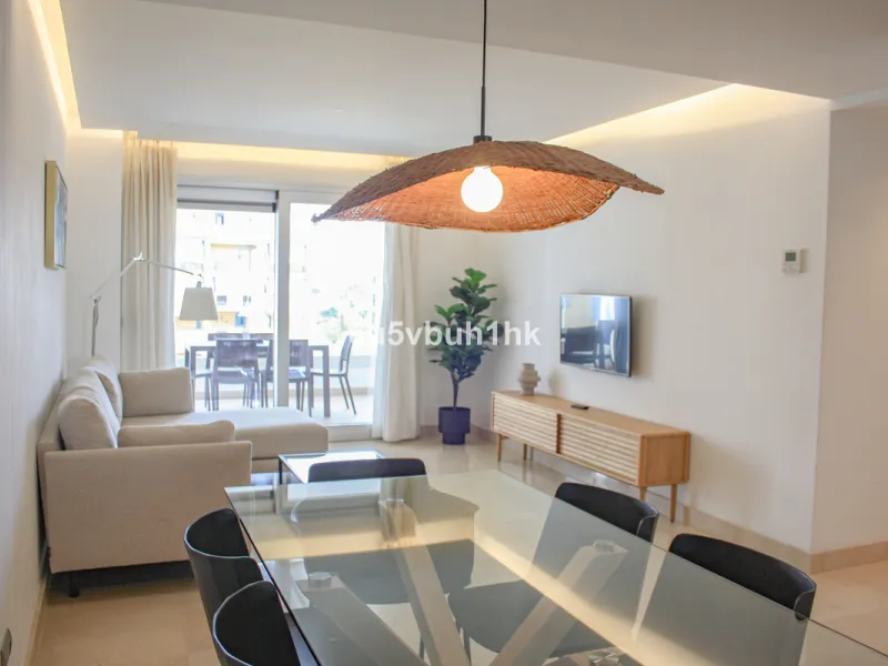 This beautiful penthouse is located in one of the most desirable and up-and-coming areas of San Pedro Alcántara, just 700 metres from the beach and the Promenade that connects Puerto Banús and Marbella. A privileged location where everything is within wal
