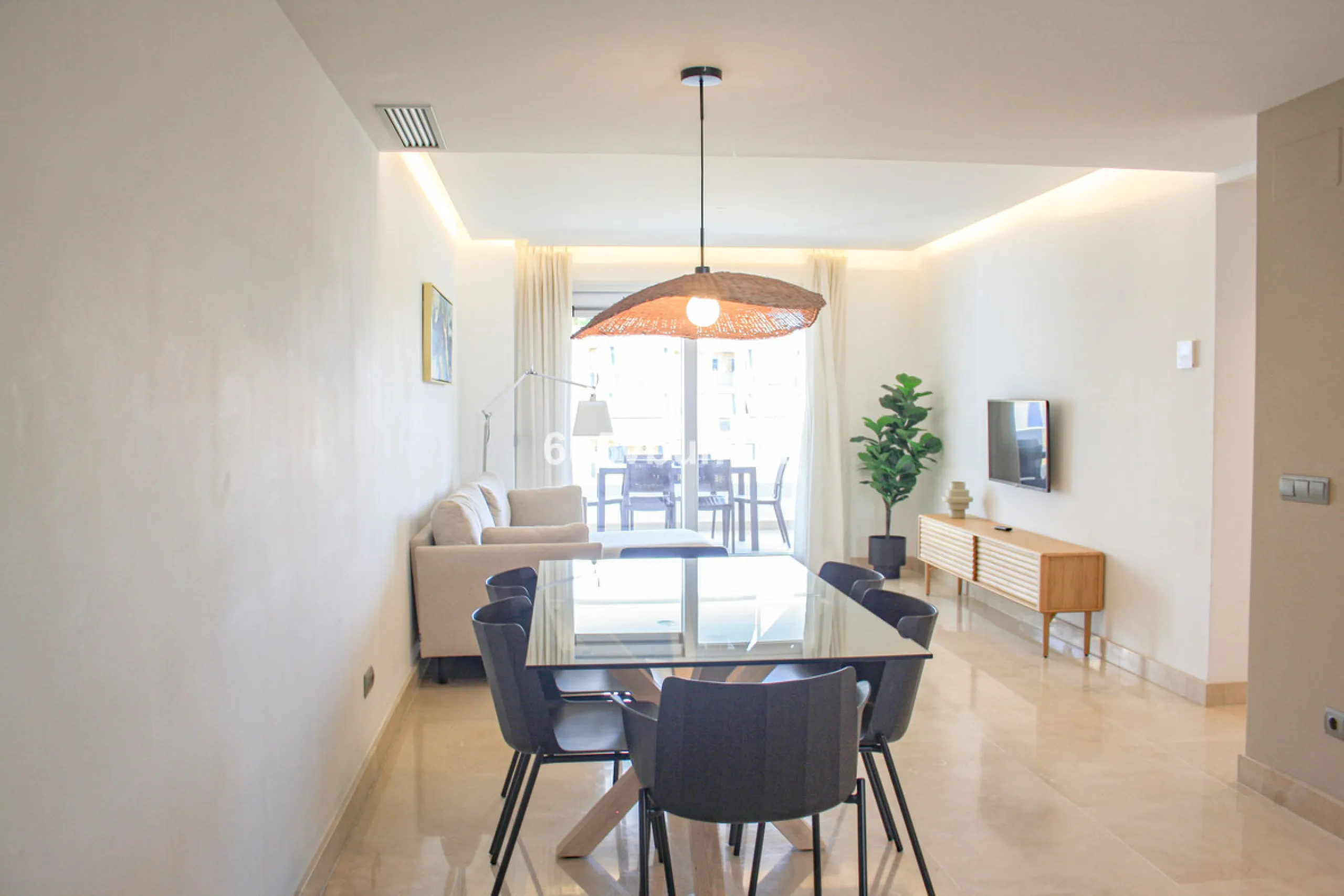 This beautiful penthouse is located in one of the most desirable and up-and-coming areas of San Pedro Alcántara, just 700 metres from the beach and the Promenade that connects Puerto Banús and Marbella. A privileged location where everything is within wal