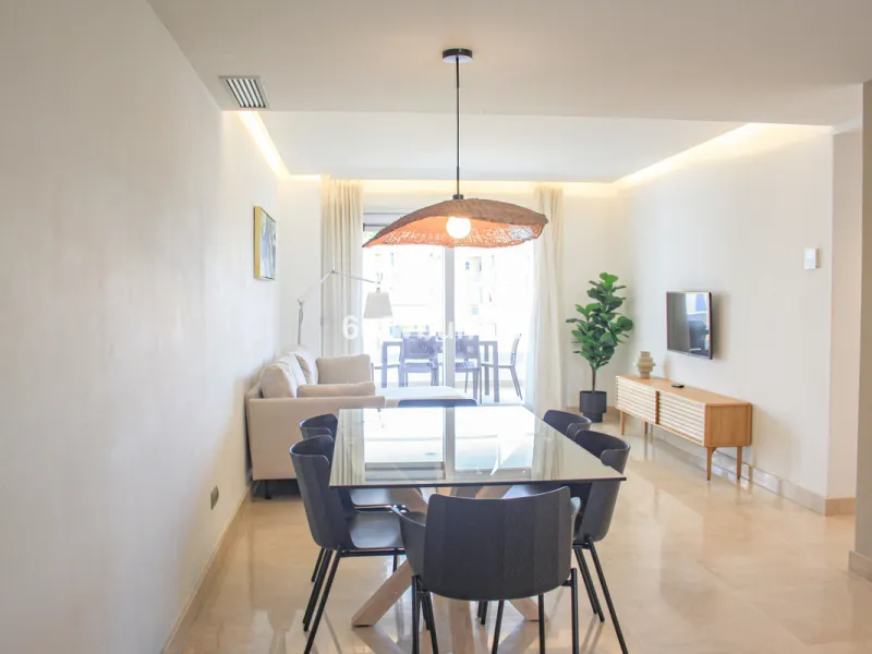 This beautiful penthouse is located in one of the most desirable and up-and-coming areas of San Pedro Alcántara, just 700 metres from the beach and the Promenade that connects Puerto Banús and Marbella. A privileged location where everything is within wal