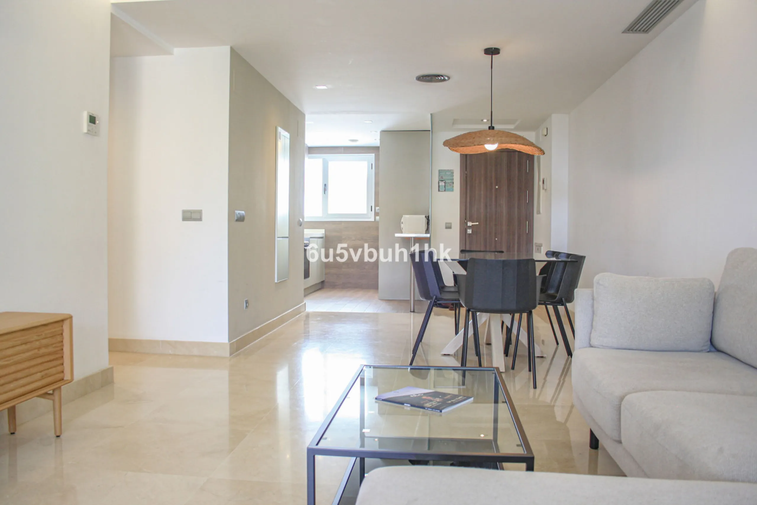 This beautiful penthouse is located in one of the most desirable and up-and-coming areas of San Pedro Alcántara, just 700 metres from the beach and the Promenade that connects Puerto Banús and Marbella. A privileged location where everything is within wal