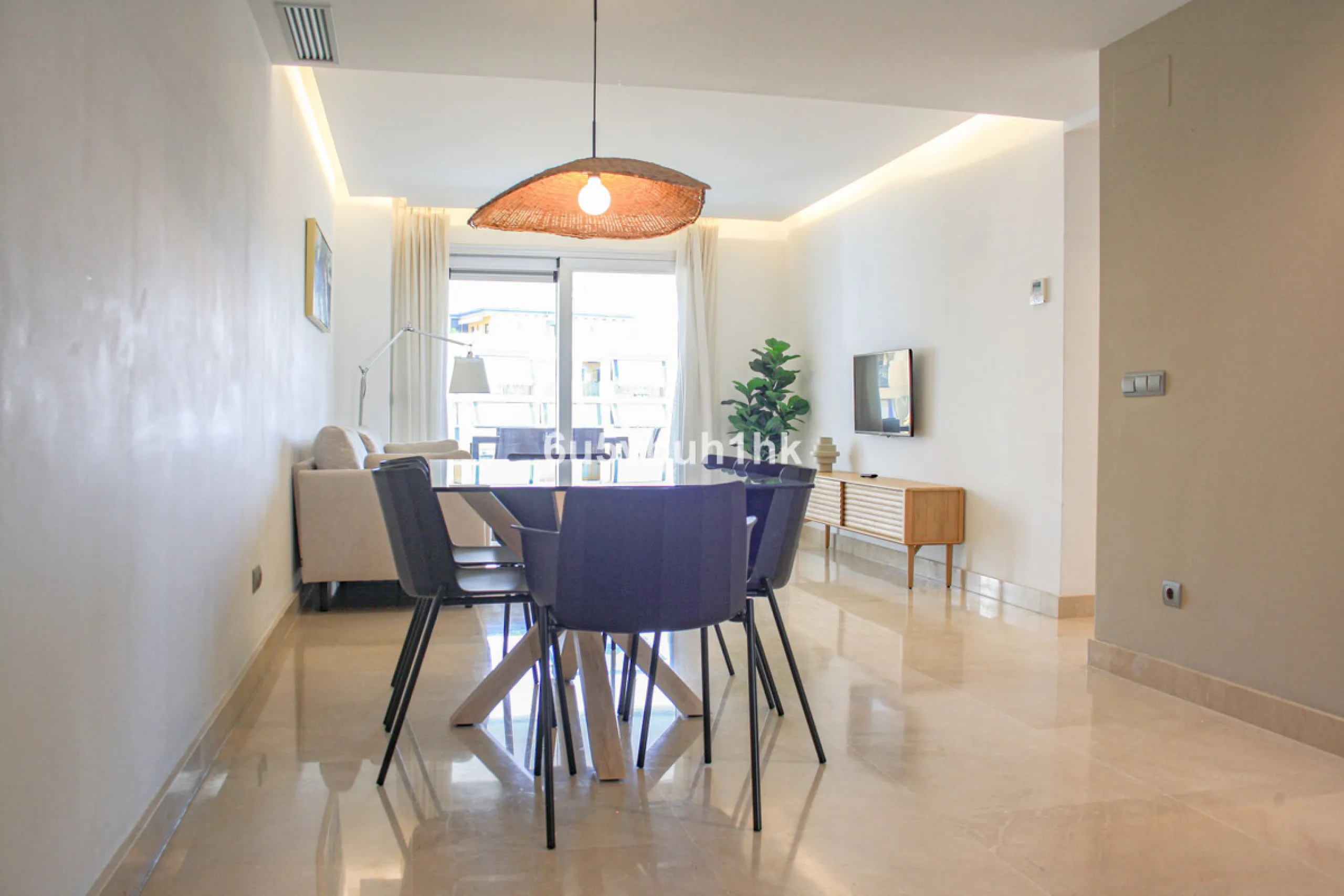 This beautiful penthouse is located in one of the most desirable and up-and-coming areas of San Pedro Alcántara, just 700 metres from the beach and the Promenade that connects Puerto Banús and Marbella. A privileged location where everything is within wal