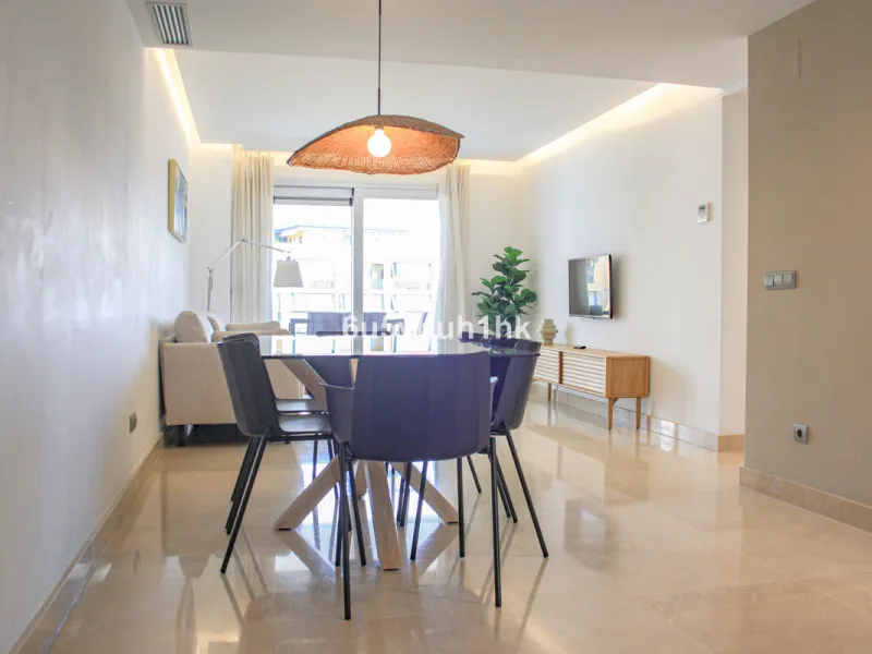 This beautiful penthouse is located in one of the most desirable and up-and-coming areas of San Pedro Alcántara, just 700 metres from the beach and the Promenade that connects Puerto Banús and Marbella. A privileged location where everything is within wal