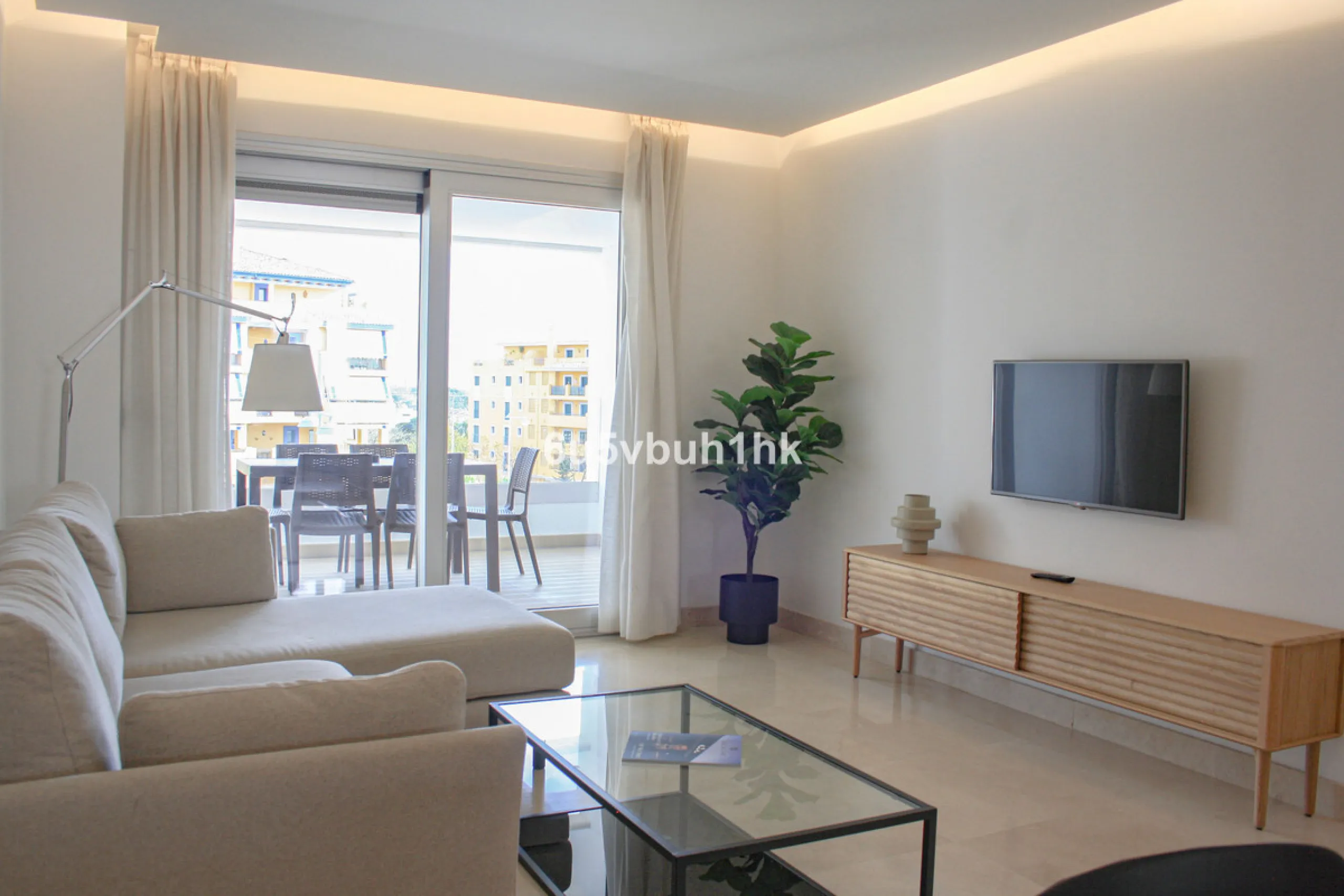 This beautiful penthouse is located in one of the most desirable and up-and-coming areas of San Pedro Alcántara, just 700 metres from the beach and the Promenade that connects Puerto Banús and Marbella. A privileged location where everything is within wal