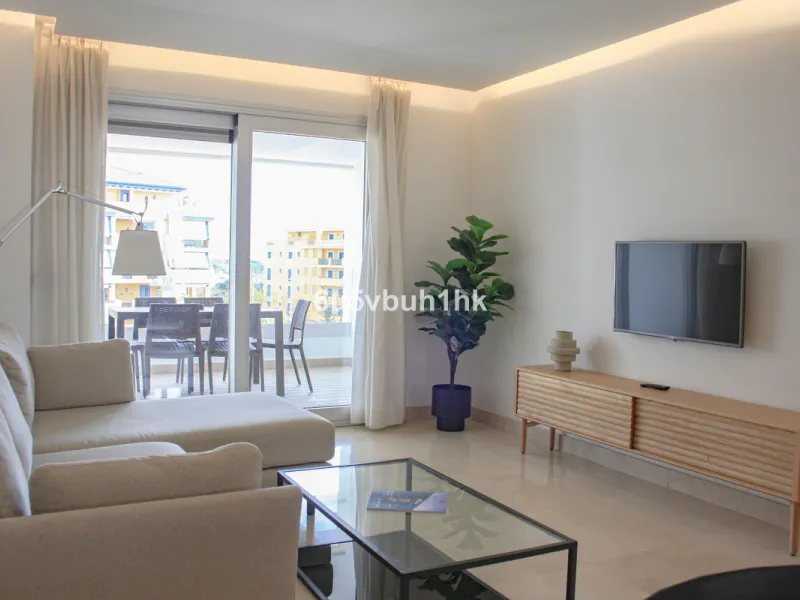 This beautiful penthouse is located in one of the most desirable and up-and-coming areas of San Pedro Alcántara, just 700 metres from the beach and the Promenade that connects Puerto Banús and Marbella. A privileged location where everything is within wal