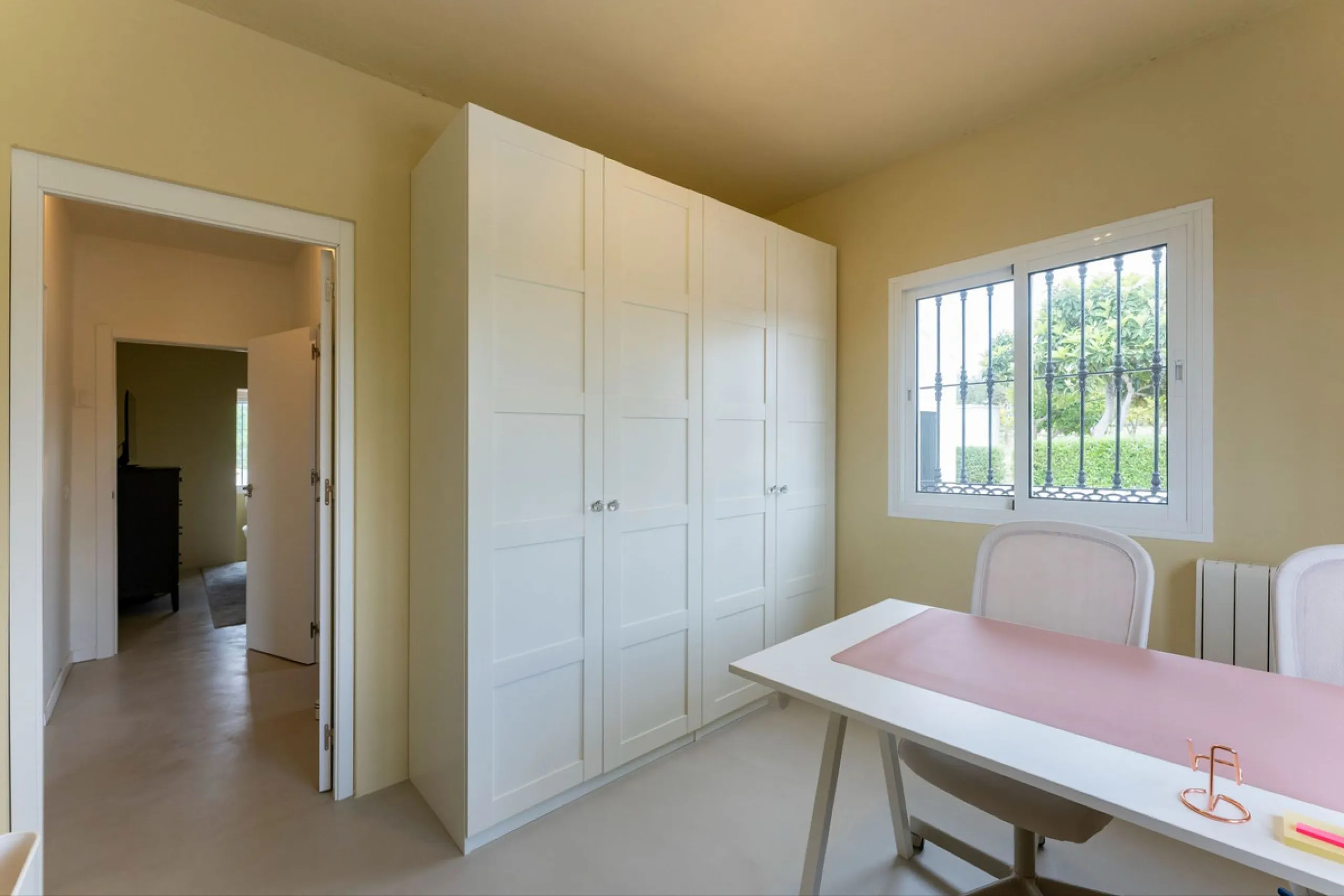 Set in a calm and picturesque countryside location, yet just a 10-minute drive from both Alhaurín el Grande and Coín, this beautifully renovated finca perfectly captures the essence of the modern Mediterranean lifestyle, with ample space, privacy, sunshin