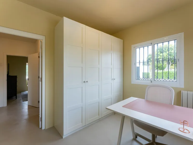 Set in a calm and picturesque countryside location, yet just a 10-minute drive from both Alhaurín el Grande and Coín, this beautifully renovated finca perfectly captures the essence of the modern Mediterranean lifestyle, with ample space, privacy, sunshin