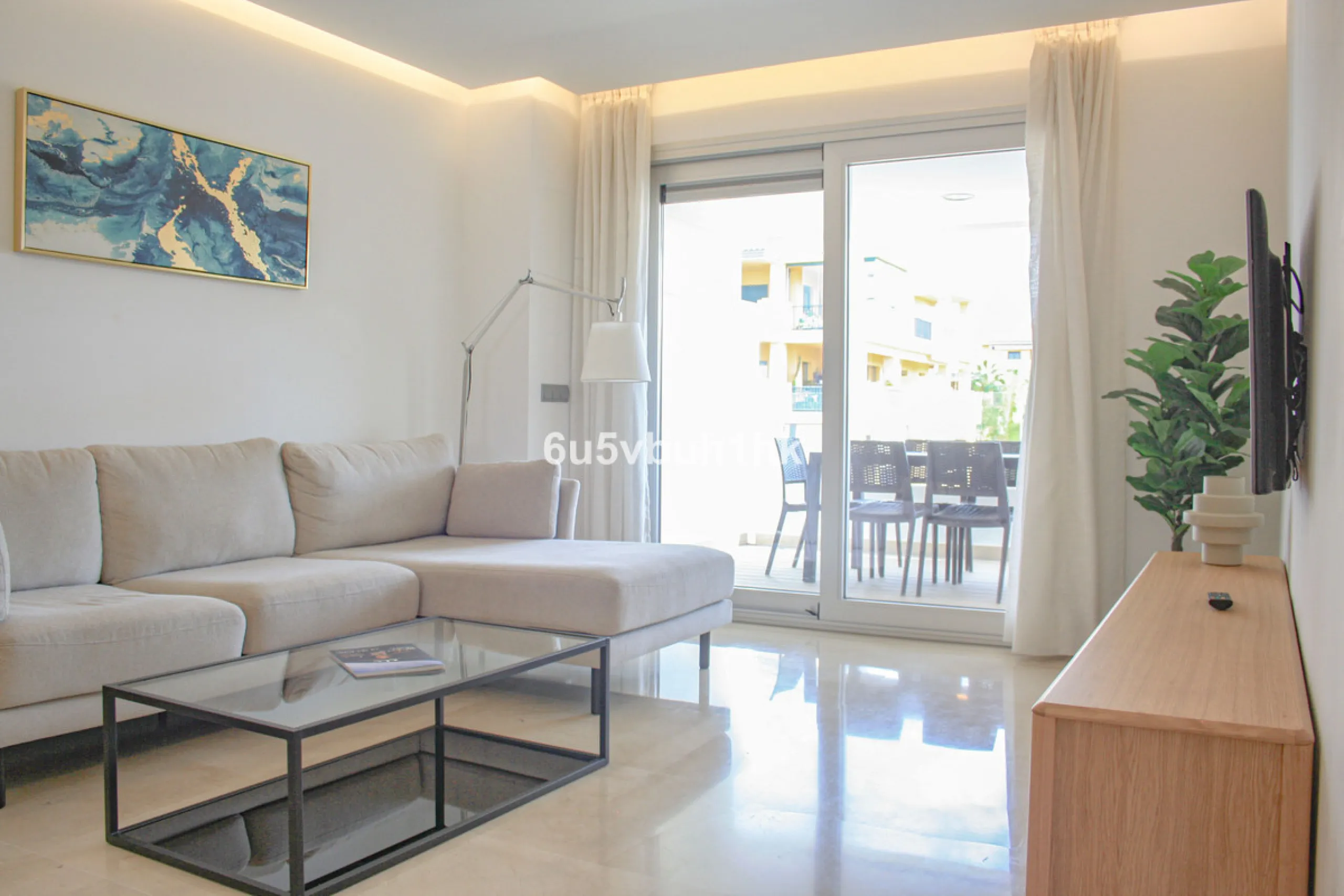This beautiful penthouse is located in one of the most desirable and up-and-coming areas of San Pedro Alcántara, just 700 metres from the beach and the Promenade that connects Puerto Banús and Marbella. A privileged location where everything is within wal