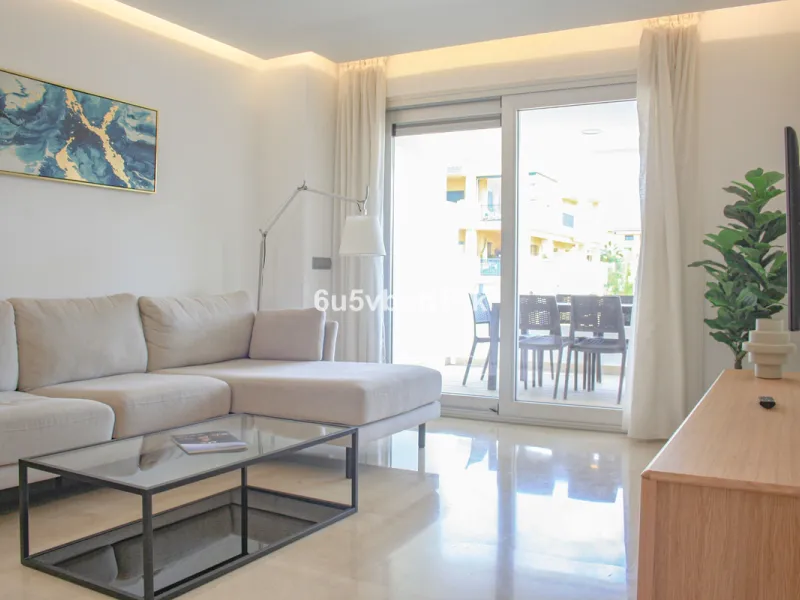 This beautiful penthouse is located in one of the most desirable and up-and-coming areas of San Pedro Alcántara, just 700 metres from the beach and the Promenade that connects Puerto Banús and Marbella. A privileged location where everything is within wal