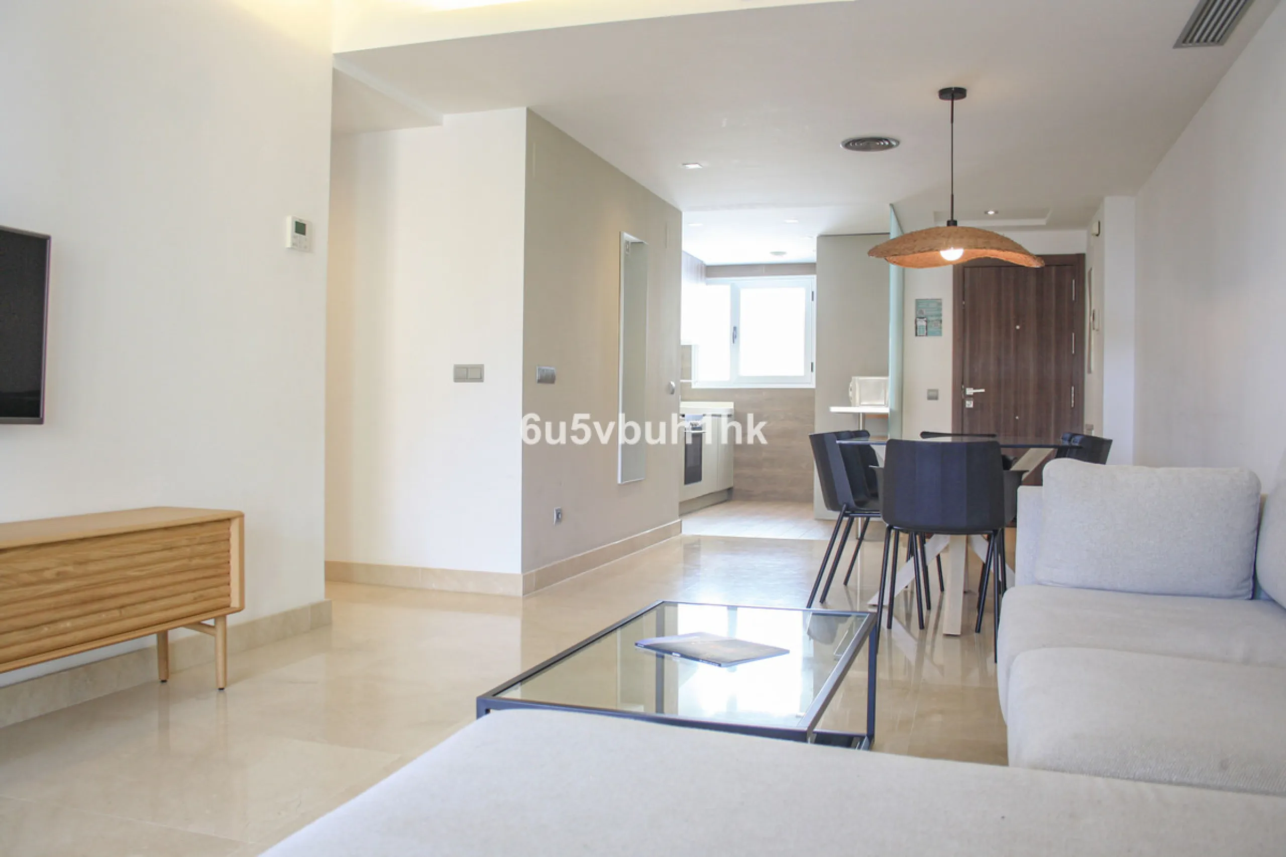 This beautiful penthouse is located in one of the most desirable and up-and-coming areas of San Pedro Alcántara, just 700 metres from the beach and the Promenade that connects Puerto Banús and Marbella. A privileged location where everything is within wal