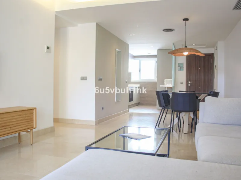This beautiful penthouse is located in one of the most desirable and up-and-coming areas of San Pedro Alcántara, just 700 metres from the beach and the Promenade that connects Puerto Banús and Marbella. A privileged location where everything is within wal