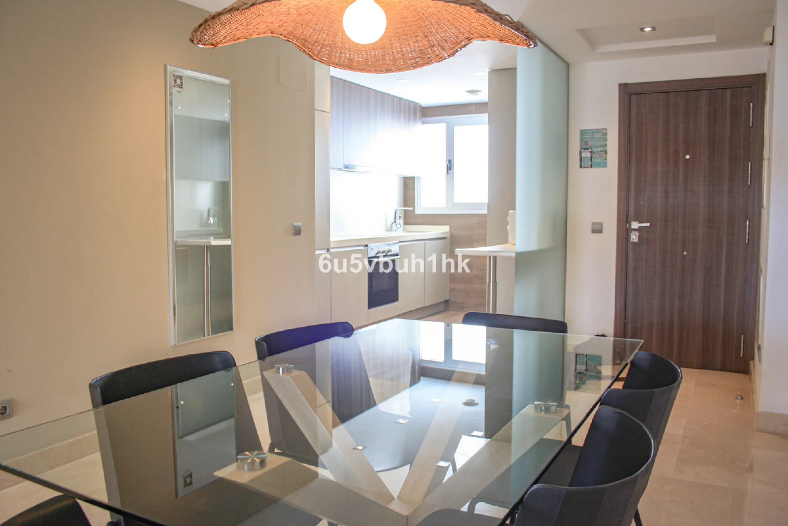 This beautiful penthouse is located in one of the most desirable and up-and-coming areas of San Pedro Alcántara, just 700 metres from the beach and the Promenade that connects Puerto Banús and Marbella. A privileged location where everything is within wal