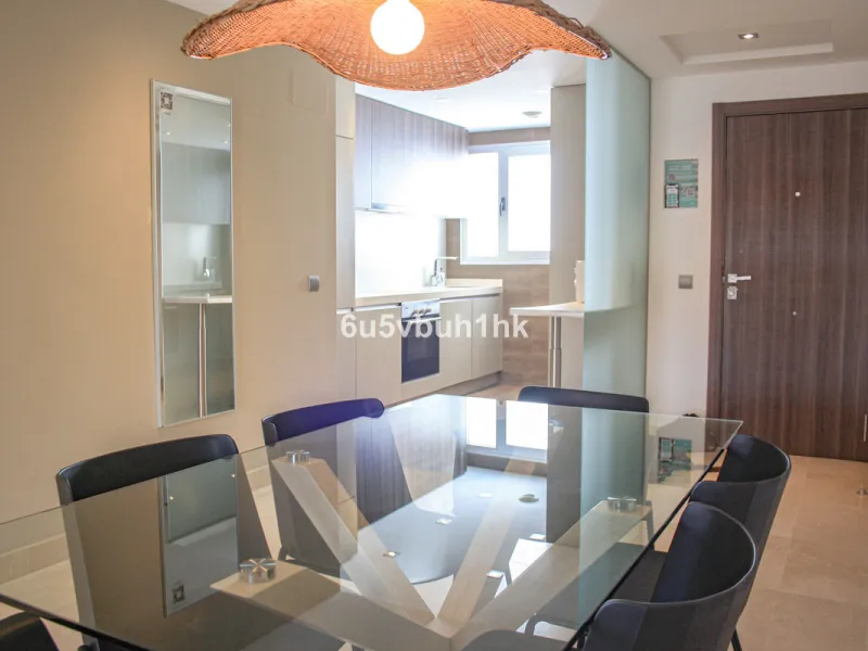 This beautiful penthouse is located in one of the most desirable and up-and-coming areas of San Pedro Alcántara, just 700 metres from the beach and the Promenade that connects Puerto Banús and Marbella. A privileged location where everything is within wal