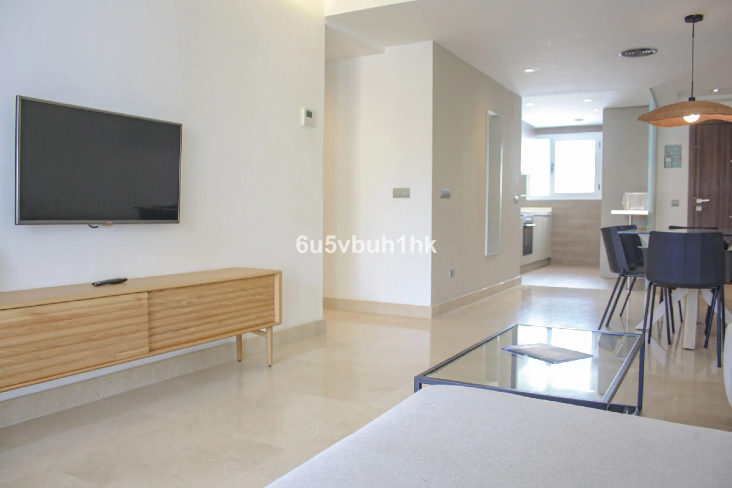 This beautiful penthouse is located in one of the most desirable and up-and-coming areas of San Pedro Alcántara, just 700 metres from the beach and the Promenade that connects Puerto Banús and Marbella. A privileged location where everything is within wal