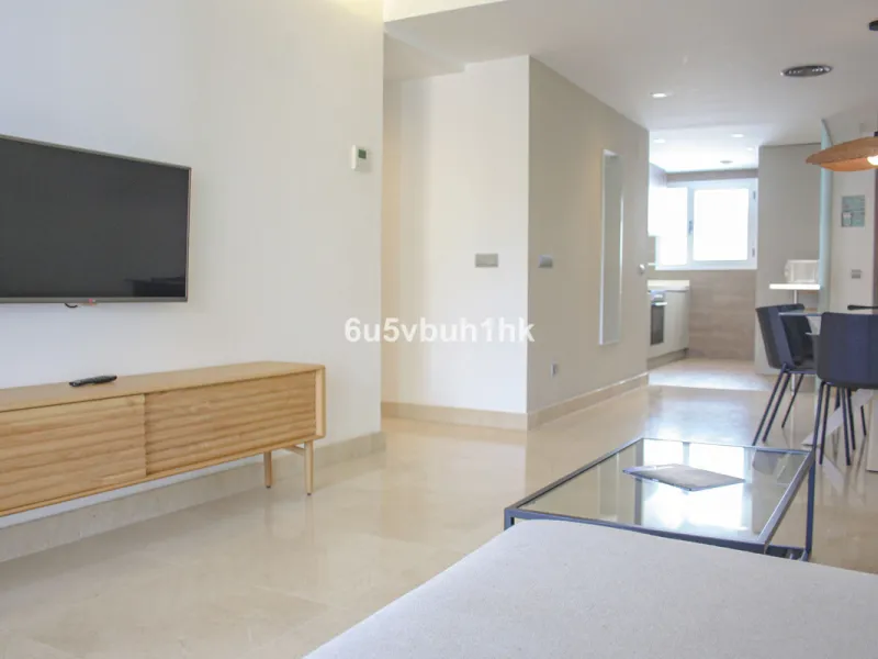 This beautiful penthouse is located in one of the most desirable and up-and-coming areas of San Pedro Alcántara, just 700 metres from the beach and the Promenade that connects Puerto Banús and Marbella. A privileged location where everything is within wal