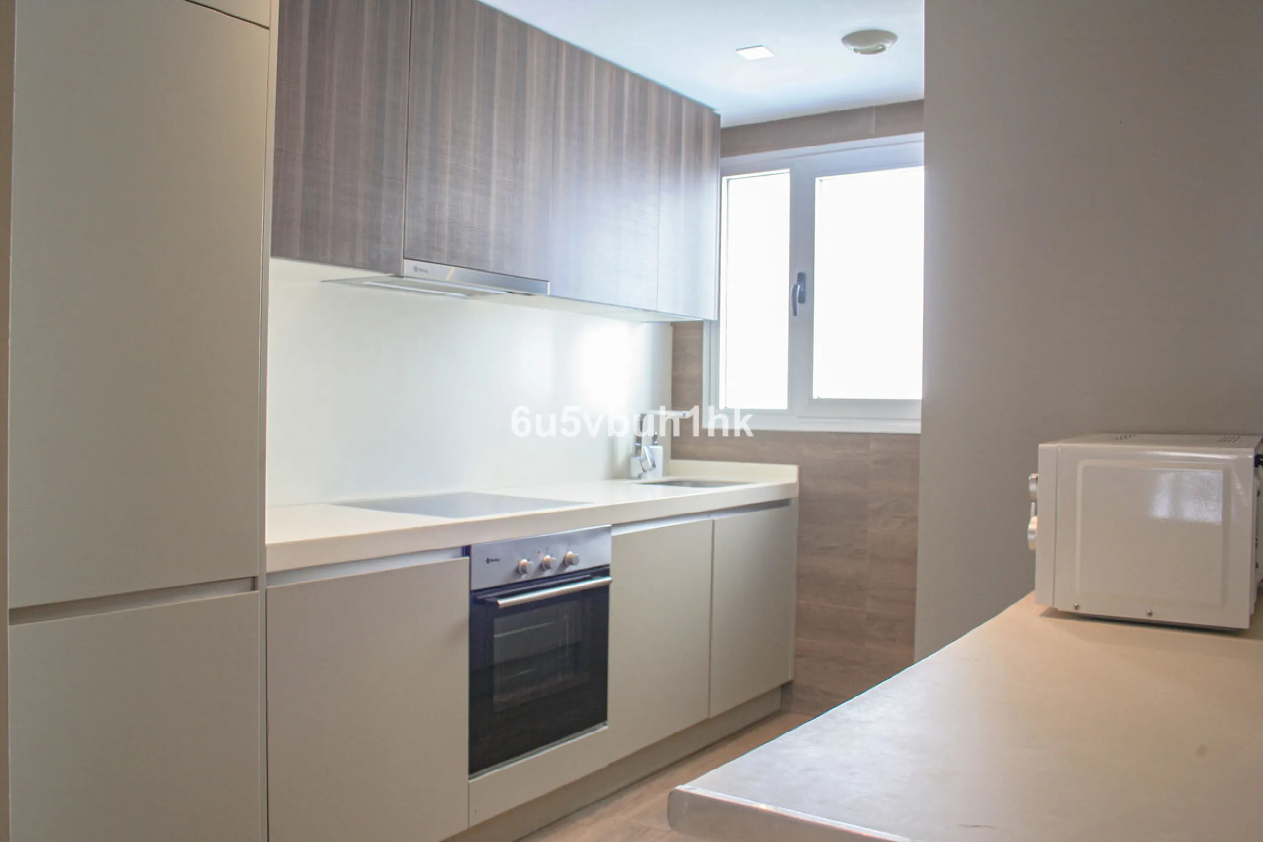 This beautiful penthouse is located in one of the most desirable and up-and-coming areas of San Pedro Alcántara, just 700 metres from the beach and the Promenade that connects Puerto Banús and Marbella. A privileged location where everything is within wal
