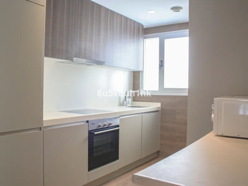 This beautiful penthouse is located in one of the most desirable and up-and-coming areas of San Pedro Alcántara, just 700 metres from the beach and the Promenade that connects Puerto Banús and Marbella. A privileged location where everything is within wal