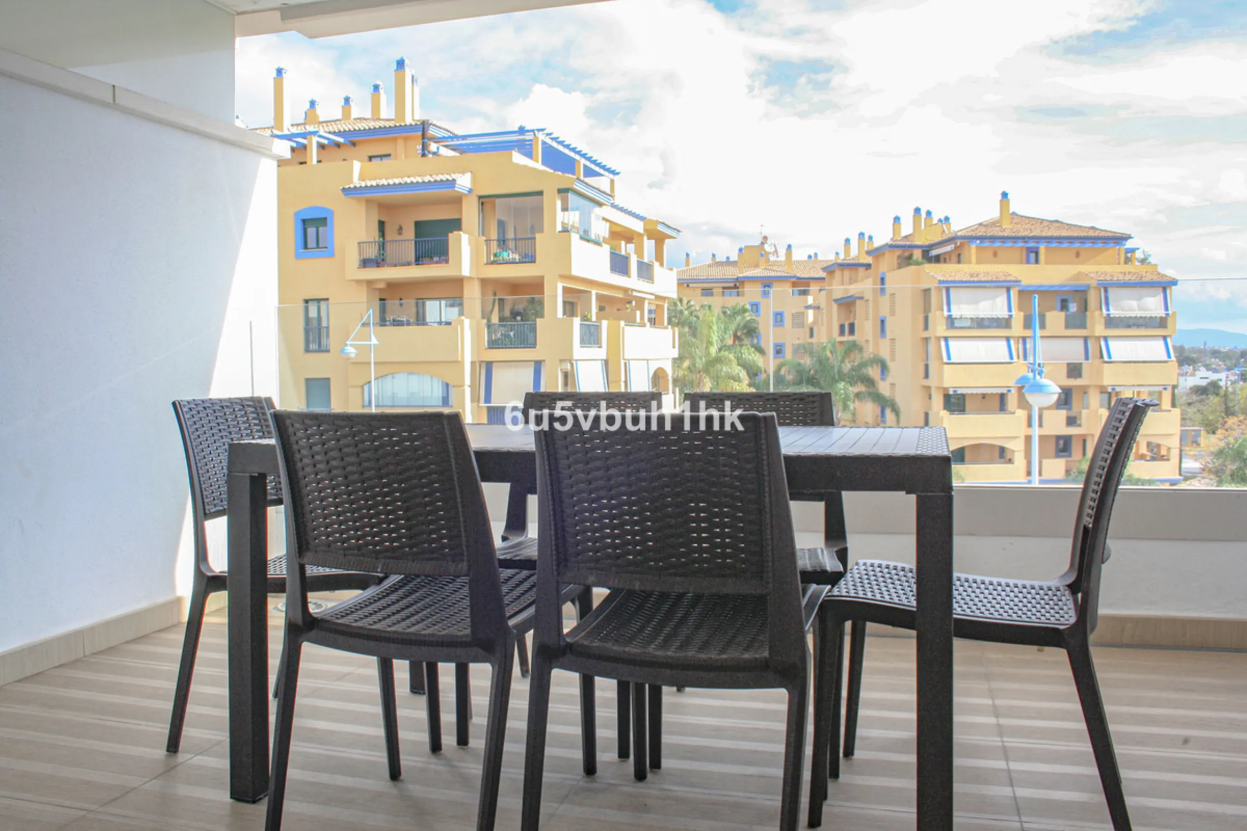This beautiful penthouse is located in one of the most desirable and up-and-coming areas of San Pedro Alcántara, just 700 metres from the beach and the Promenade that connects Puerto Banús and Marbella. A privileged location where everything is within wal