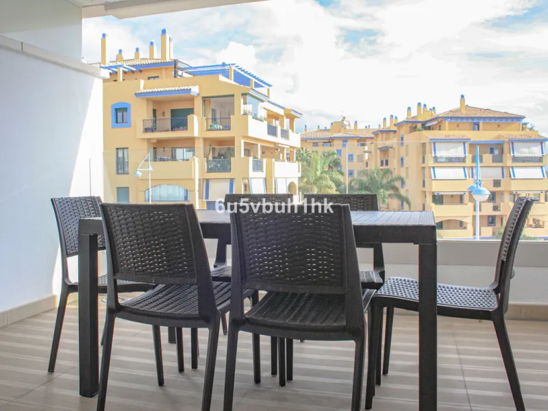 This beautiful penthouse is located in one of the most desirable and up-and-coming areas of San Pedro Alcántara, just 700 metres from the beach and the Promenade that connects Puerto Banús and Marbella. A privileged location where everything is within wal