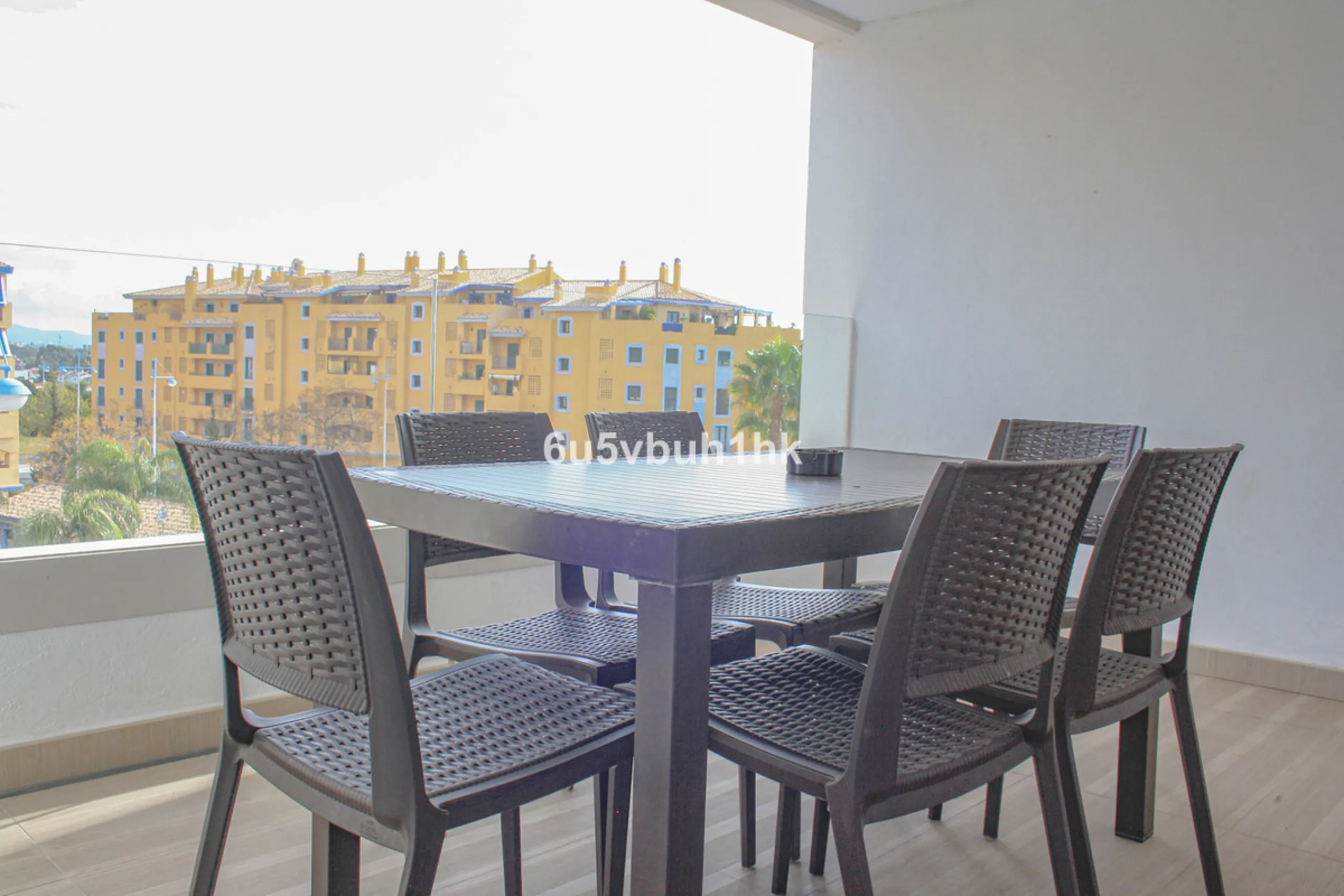 This beautiful penthouse is located in one of the most desirable and up-and-coming areas of San Pedro Alcántara, just 700 metres from the beach and the Promenade that connects Puerto Banús and Marbella. A privileged location where everything is within wal