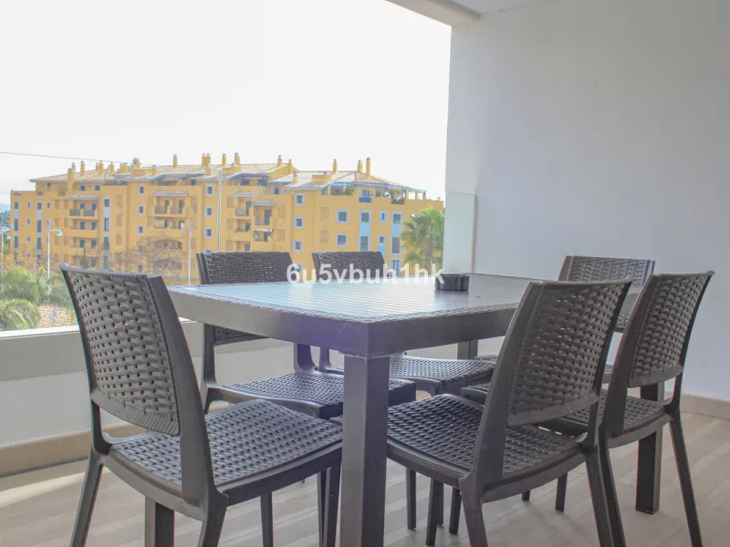 This beautiful penthouse is located in one of the most desirable and up-and-coming areas of San Pedro Alcántara, just 700 metres from the beach and the Promenade that connects Puerto Banús and Marbella. A privileged location where everything is within wal