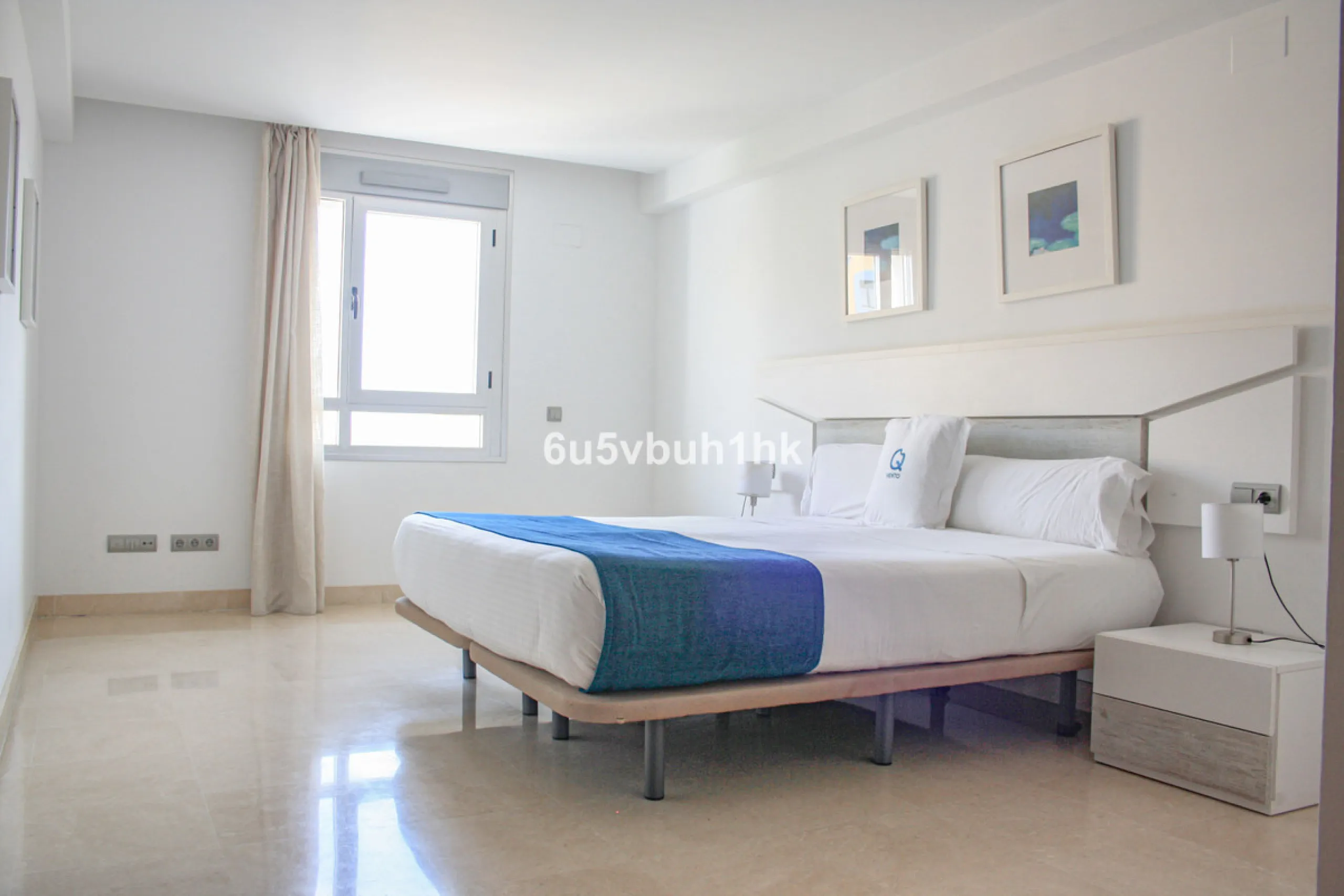 This beautiful penthouse is located in one of the most desirable and up-and-coming areas of San Pedro Alcántara, just 700 metres from the beach and the Promenade that connects Puerto Banús and Marbella. A privileged location where everything is within wal