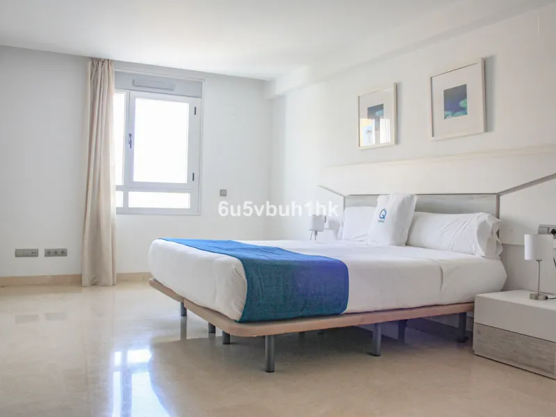This beautiful penthouse is located in one of the most desirable and up-and-coming areas of San Pedro Alcántara, just 700 metres from the beach and the Promenade that connects Puerto Banús and Marbella. A privileged location where everything is within wal