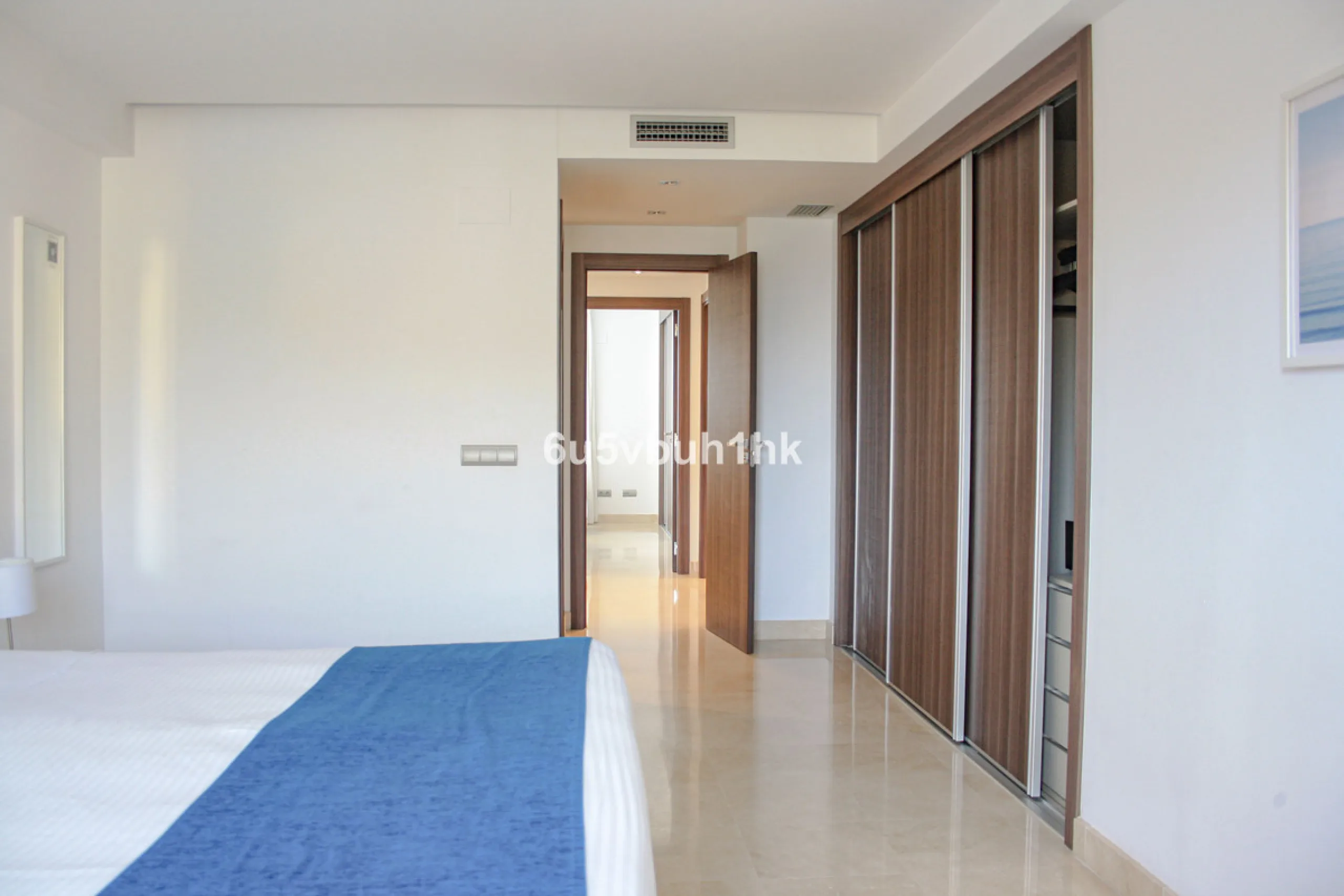 This beautiful penthouse is located in one of the most desirable and up-and-coming areas of San Pedro Alcántara, just 700 metres from the beach and the Promenade that connects Puerto Banús and Marbella. A privileged location where everything is within wal