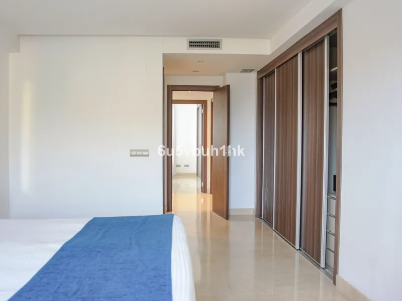 This beautiful penthouse is located in one of the most desirable and up-and-coming areas of San Pedro Alcántara, just 700 metres from the beach and the Promenade that connects Puerto Banús and Marbella. A privileged location where everything is within wal