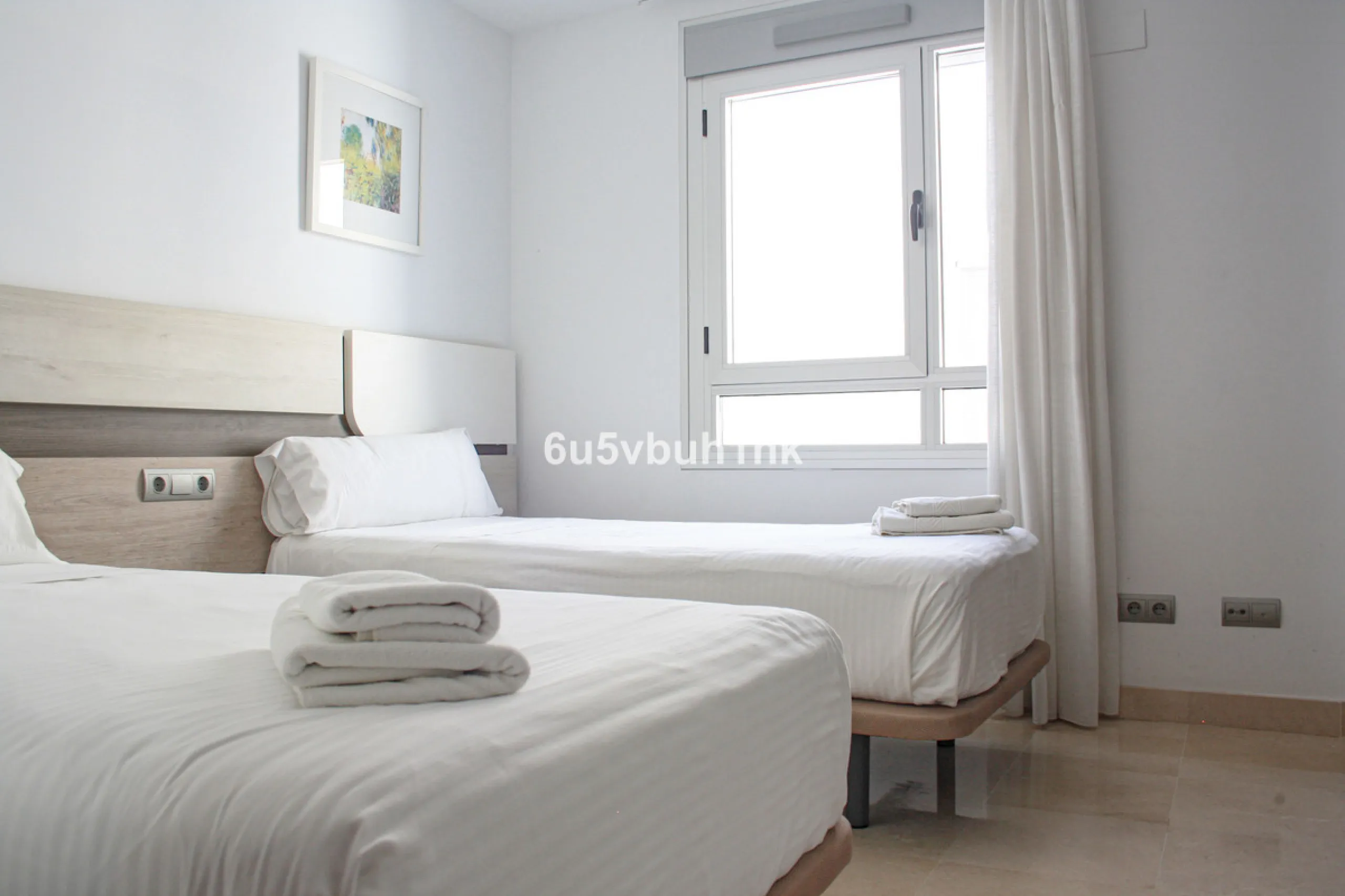 This beautiful penthouse is located in one of the most desirable and up-and-coming areas of San Pedro Alcántara, just 700 metres from the beach and the Promenade that connects Puerto Banús and Marbella. A privileged location where everything is within wal
