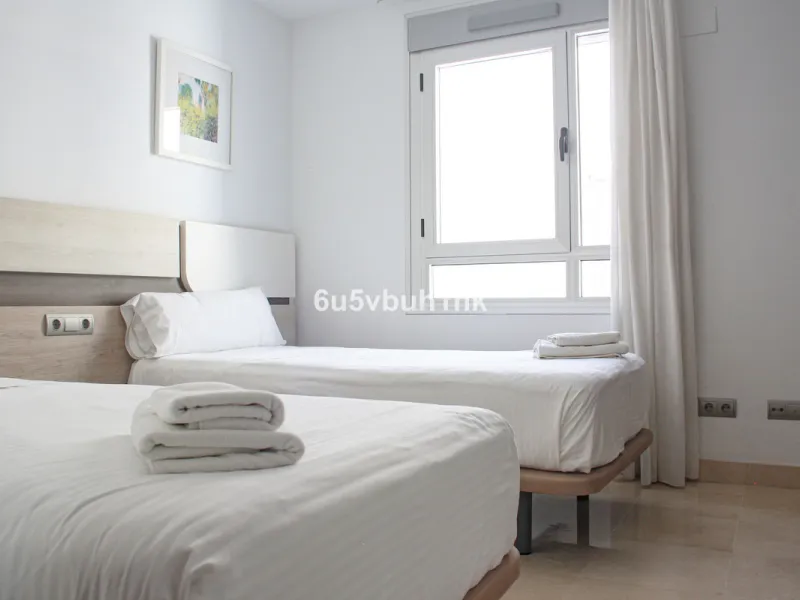 This beautiful penthouse is located in one of the most desirable and up-and-coming areas of San Pedro Alcántara, just 700 metres from the beach and the Promenade that connects Puerto Banús and Marbella. A privileged location where everything is within wal