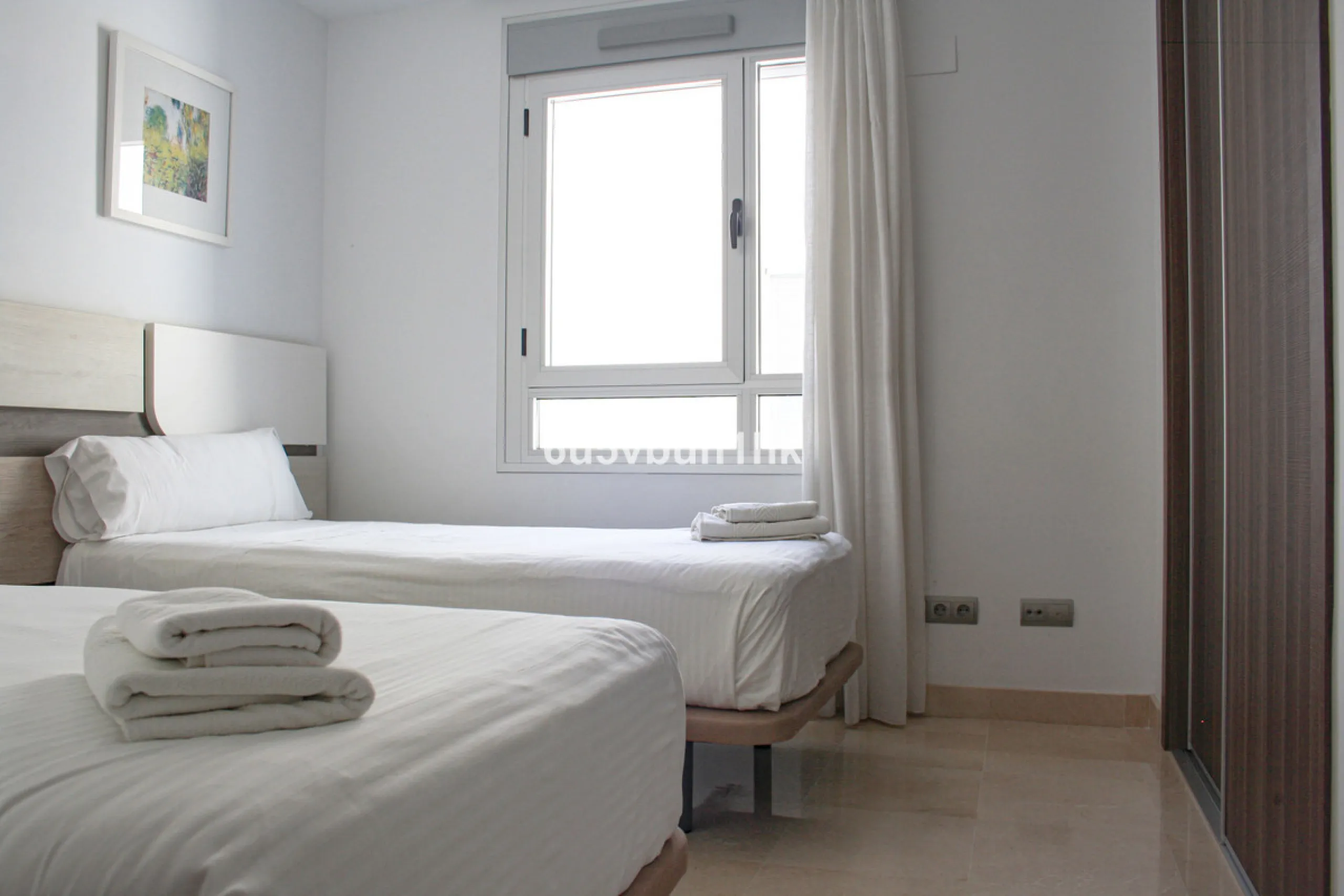 This beautiful penthouse is located in one of the most desirable and up-and-coming areas of San Pedro Alcántara, just 700 metres from the beach and the Promenade that connects Puerto Banús and Marbella. A privileged location where everything is within wal