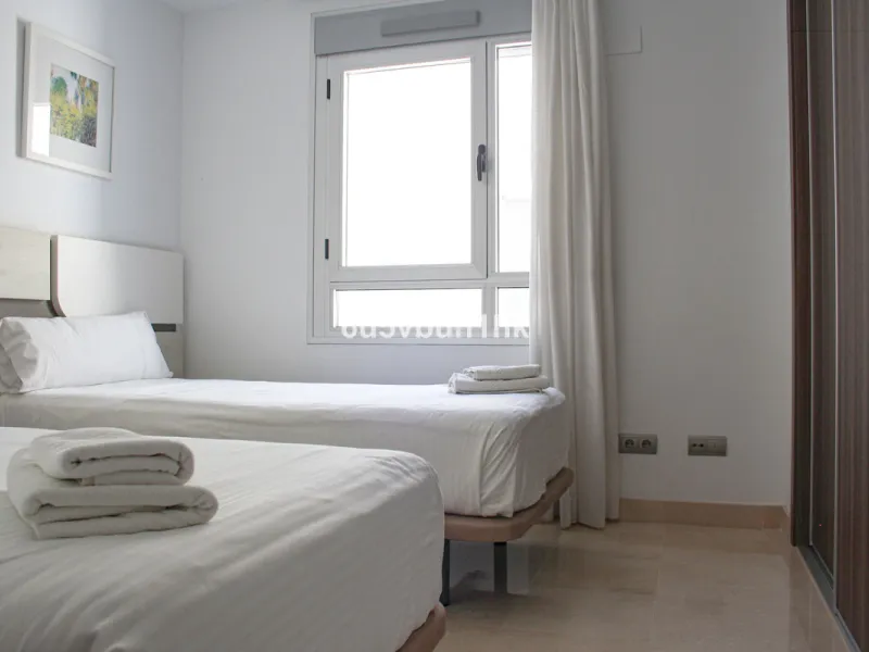 This beautiful penthouse is located in one of the most desirable and up-and-coming areas of San Pedro Alcántara, just 700 metres from the beach and the Promenade that connects Puerto Banús and Marbella. A privileged location where everything is within wal