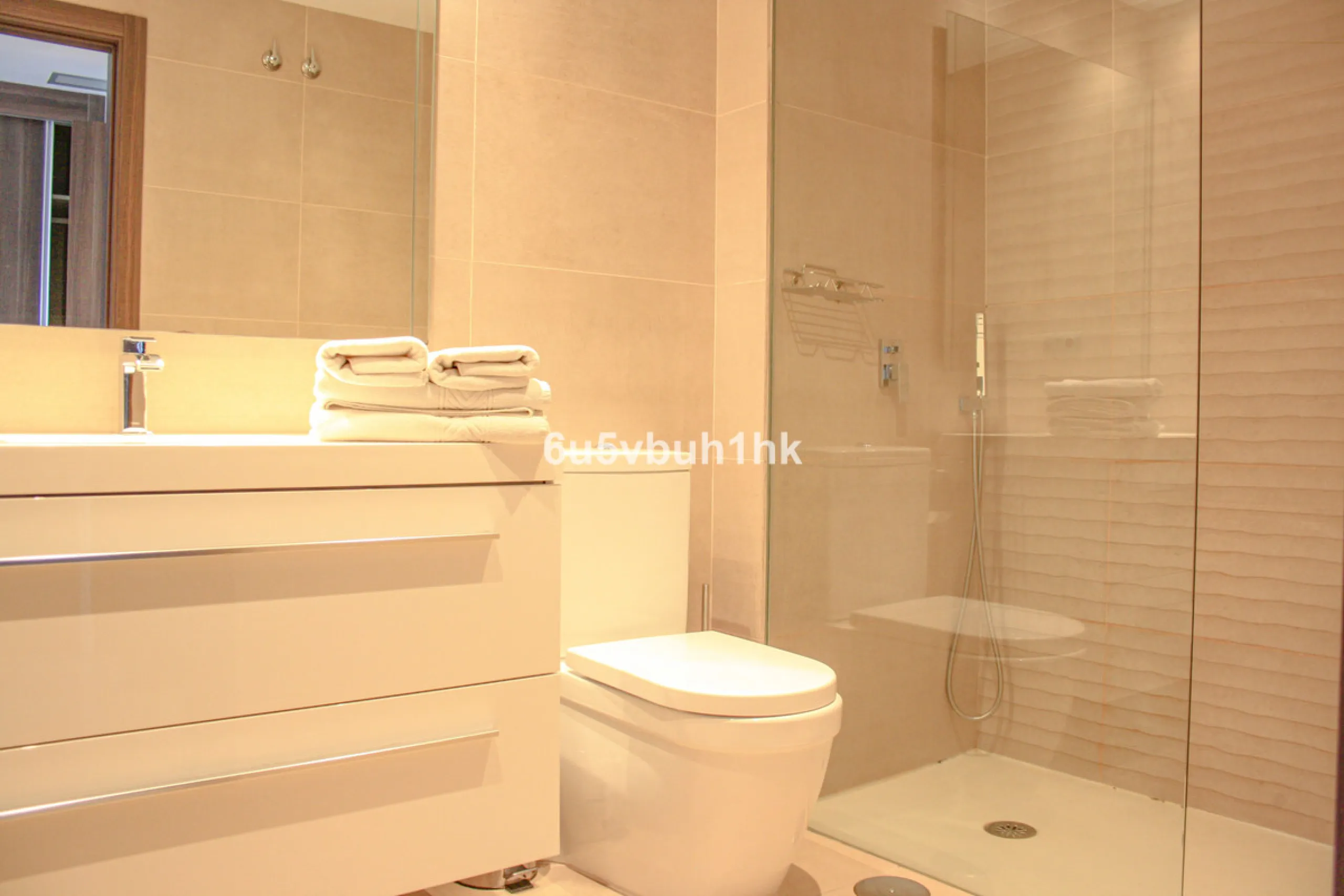 This beautiful penthouse is located in one of the most desirable and up-and-coming areas of San Pedro Alcántara, just 700 metres from the beach and the Promenade that connects Puerto Banús and Marbella. A privileged location where everything is within wal