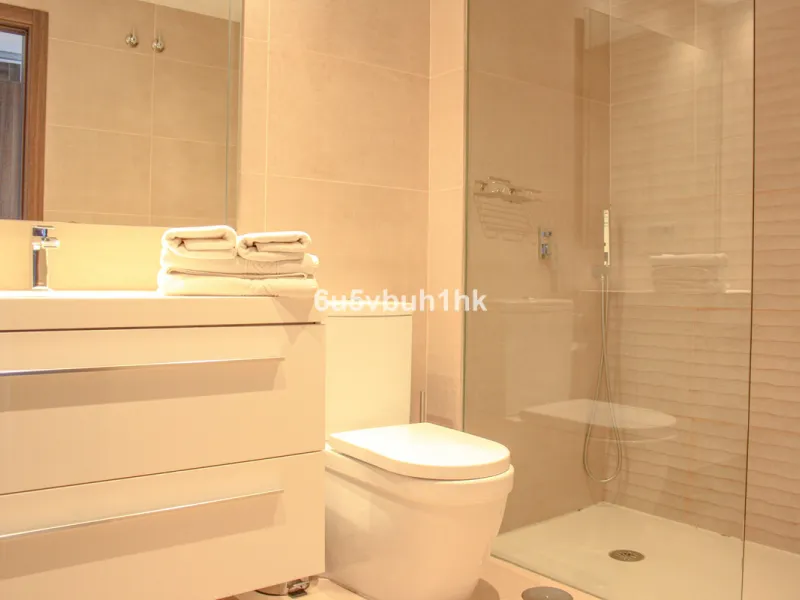 This beautiful penthouse is located in one of the most desirable and up-and-coming areas of San Pedro Alcántara, just 700 metres from the beach and the Promenade that connects Puerto Banús and Marbella. A privileged location where everything is within wal