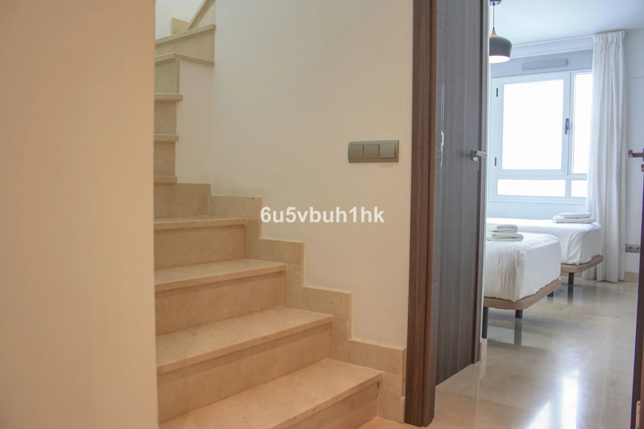 This beautiful penthouse is located in one of the most desirable and up-and-coming areas of San Pedro Alcántara, just 700 metres from the beach and the Promenade that connects Puerto Banús and Marbella. A privileged location where everything is within wal