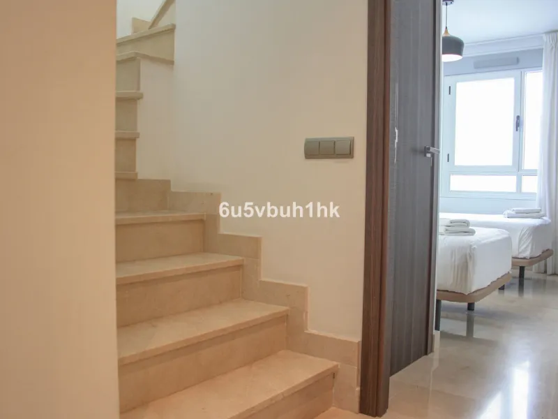 This beautiful penthouse is located in one of the most desirable and up-and-coming areas of San Pedro Alcántara, just 700 metres from the beach and the Promenade that connects Puerto Banús and Marbella. A privileged location where everything is within wal