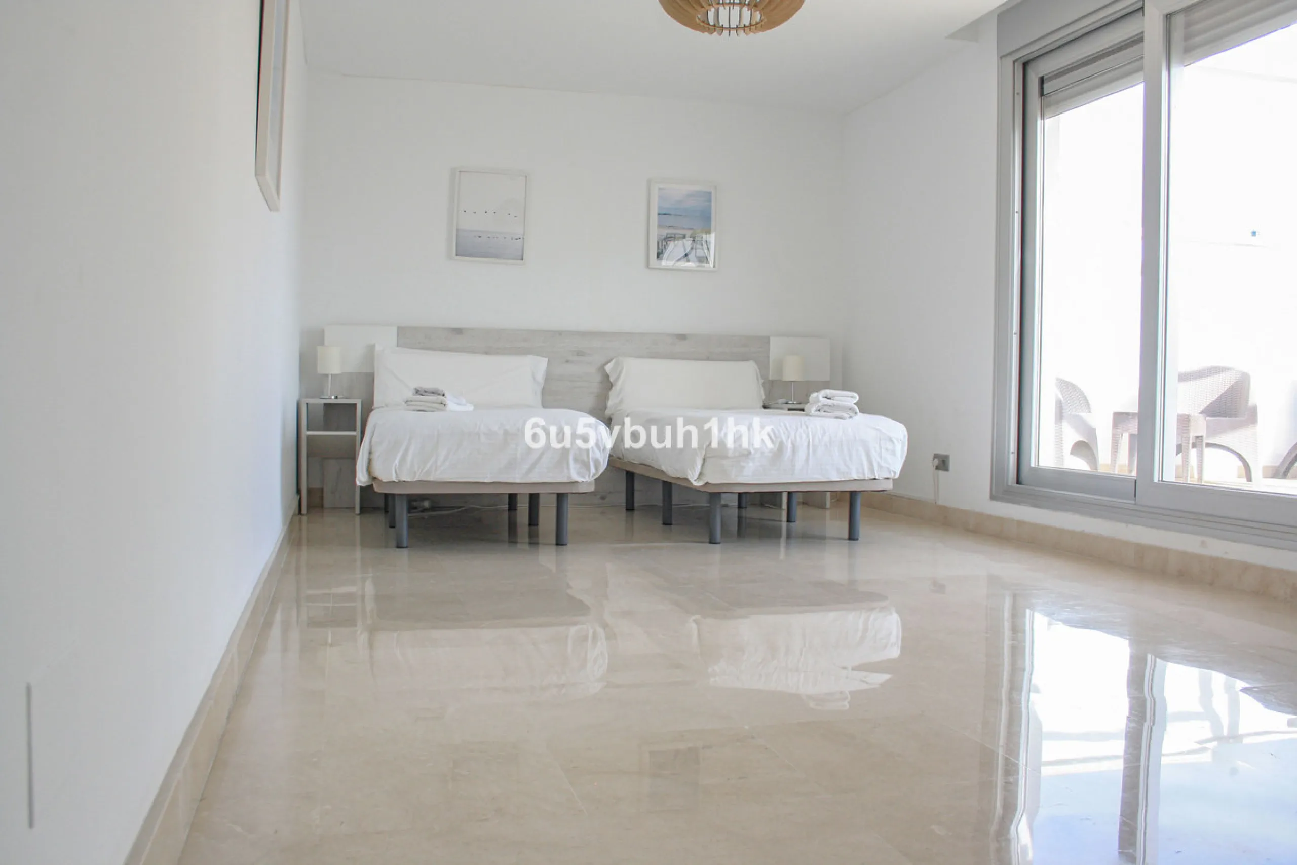 This beautiful penthouse is located in one of the most desirable and up-and-coming areas of San Pedro Alcántara, just 700 metres from the beach and the Promenade that connects Puerto Banús and Marbella. A privileged location where everything is within wal