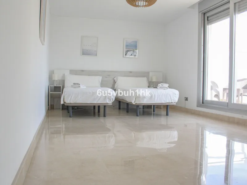 This beautiful penthouse is located in one of the most desirable and up-and-coming areas of San Pedro Alcántara, just 700 metres from the beach and the Promenade that connects Puerto Banús and Marbella. A privileged location where everything is within wal