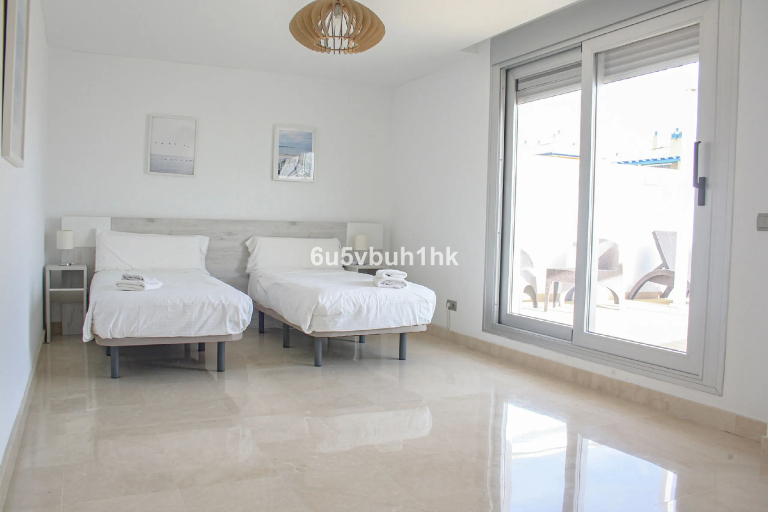 This beautiful penthouse is located in one of the most desirable and up-and-coming areas of San Pedro Alcántara, just 700 metres from the beach and the Promenade that connects Puerto Banús and Marbella. A privileged location where everything is within wal