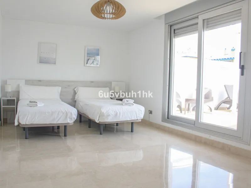 This beautiful penthouse is located in one of the most desirable and up-and-coming areas of San Pedro Alcántara, just 700 metres from the beach and the Promenade that connects Puerto Banús and Marbella. A privileged location where everything is within wal