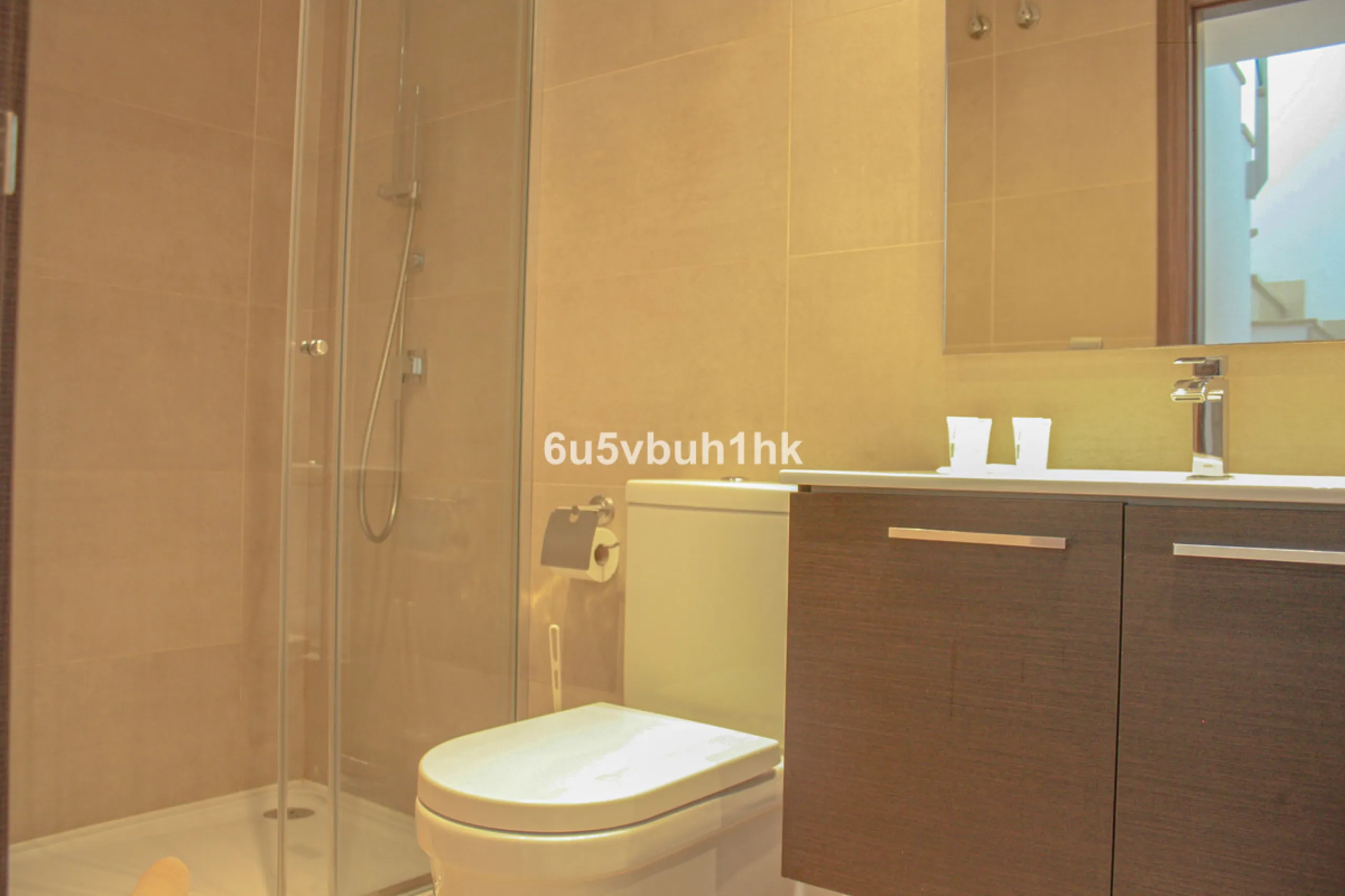 This beautiful penthouse is located in one of the most desirable and up-and-coming areas of San Pedro Alcántara, just 700 metres from the beach and the Promenade that connects Puerto Banús and Marbella. A privileged location where everything is within wal