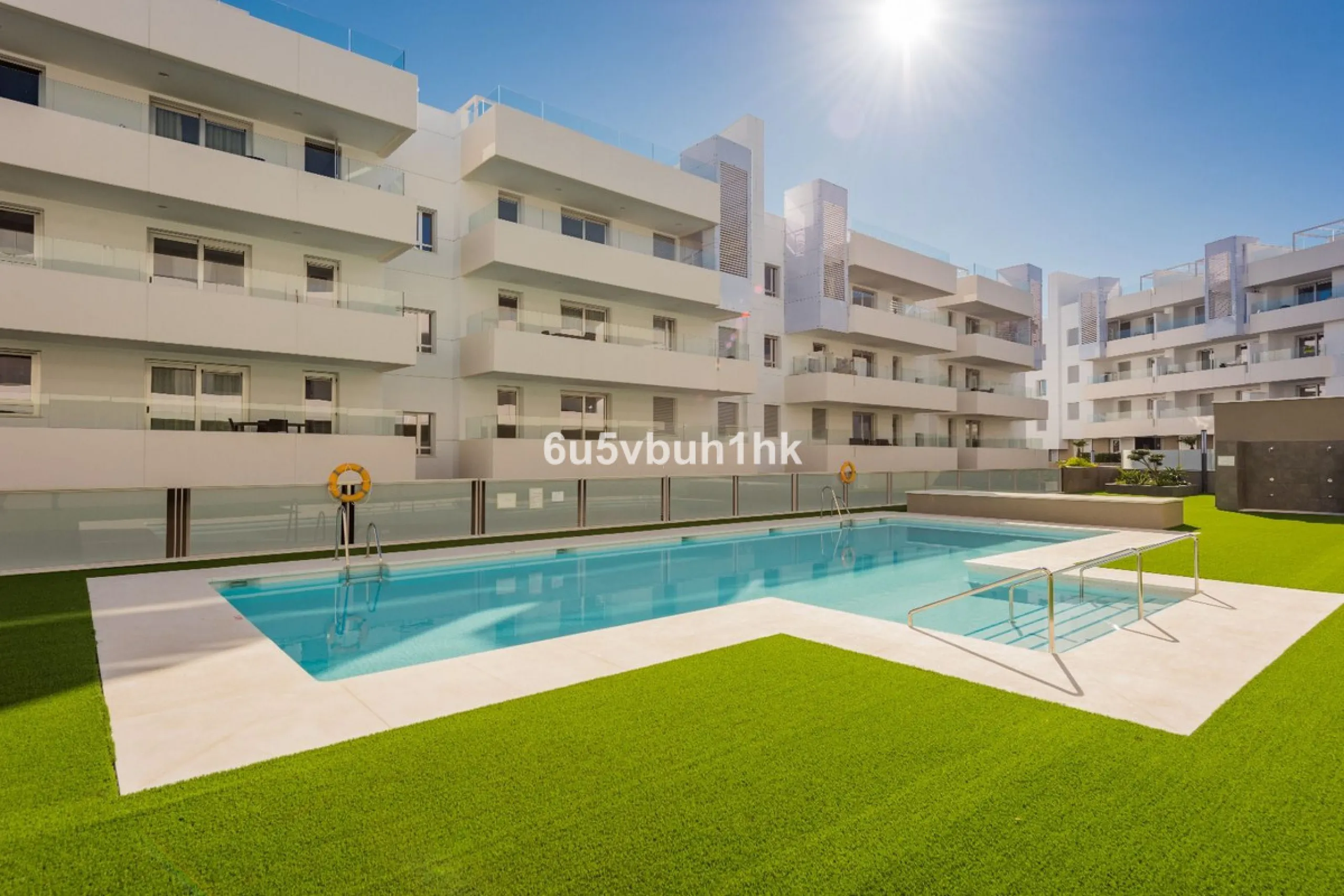 This beautiful penthouse is located in one of the most desirable and up-and-coming areas of San Pedro Alcántara, just 700 metres from the beach and the Promenade that connects Puerto Banús and Marbella. A privileged location where everything is within wal