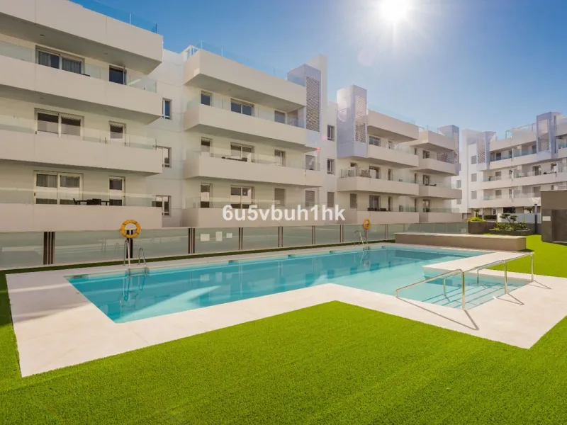 This beautiful penthouse is located in one of the most desirable and up-and-coming areas of San Pedro Alcántara, just 700 metres from the beach and the Promenade that connects Puerto Banús and Marbella. A privileged location where everything is within wal