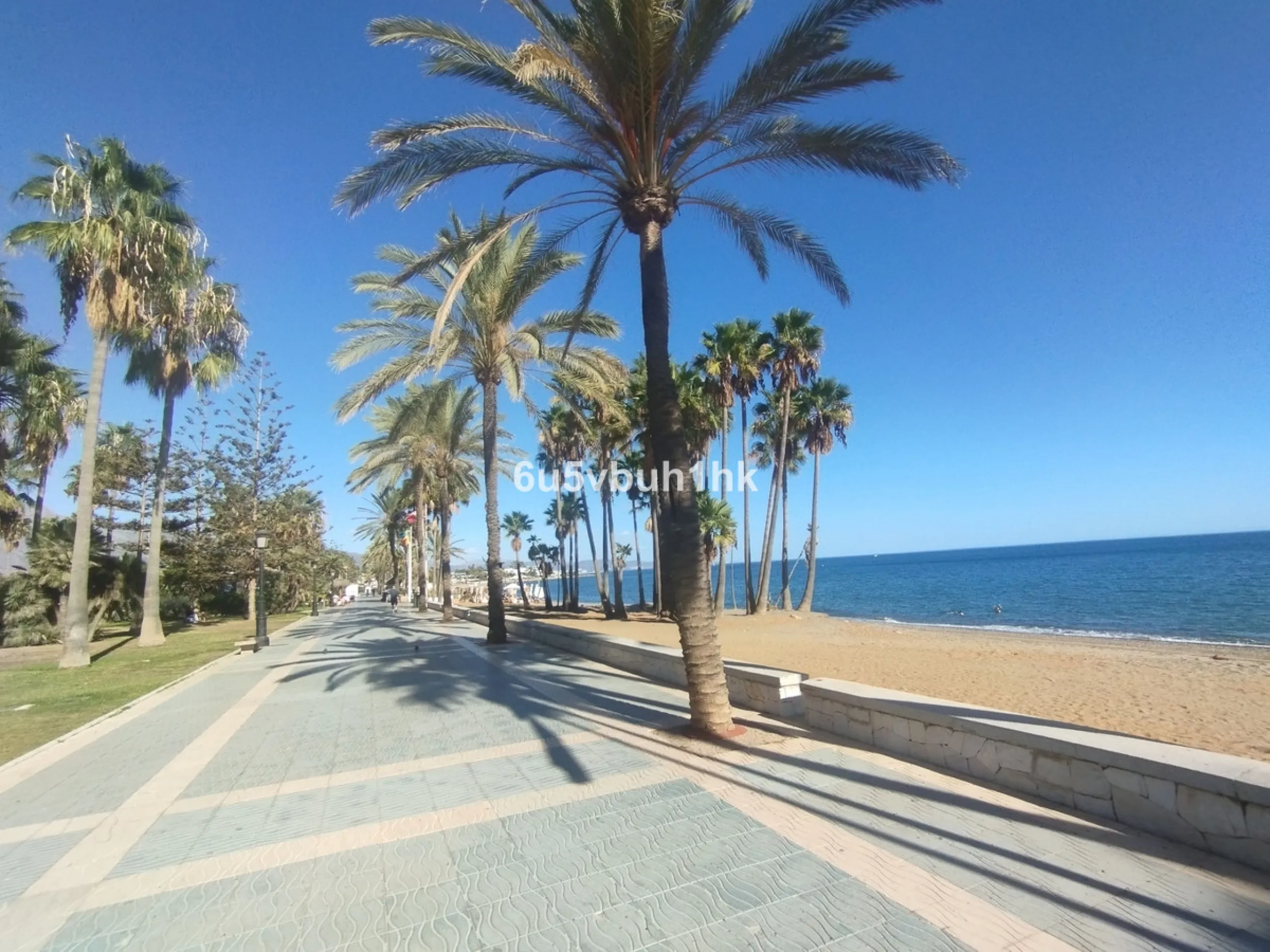 This beautiful penthouse is located in one of the most desirable and up-and-coming areas of San Pedro Alcántara, just 700 metres from the beach and the Promenade that connects Puerto Banús and Marbella. A privileged location where everything is within wal