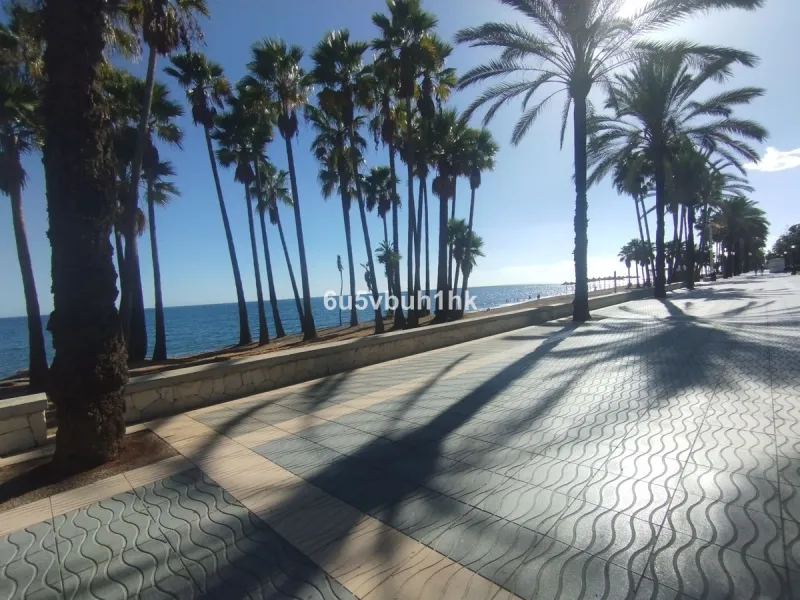 This beautiful penthouse is located in one of the most desirable and up-and-coming areas of San Pedro Alcántara, just 700 metres from the beach and the Promenade that connects Puerto Banús and Marbella. A privileged location where everything is within wal