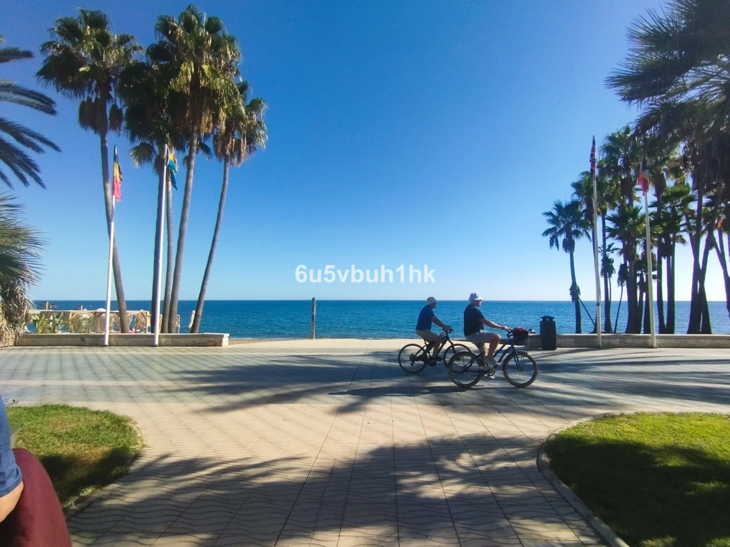 This beautiful penthouse is located in one of the most desirable and up-and-coming areas of San Pedro Alcántara, just 700 metres from the beach and the Promenade that connects Puerto Banús and Marbella. A privileged location where everything is within wal