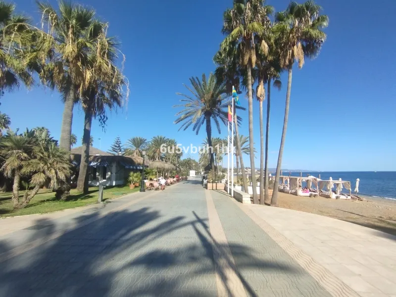 This beautiful penthouse is located in one of the most desirable and up-and-coming areas of San Pedro Alcántara, just 700 metres from the beach and the Promenade that connects Puerto Banús and Marbella. A privileged location where everything is within wal